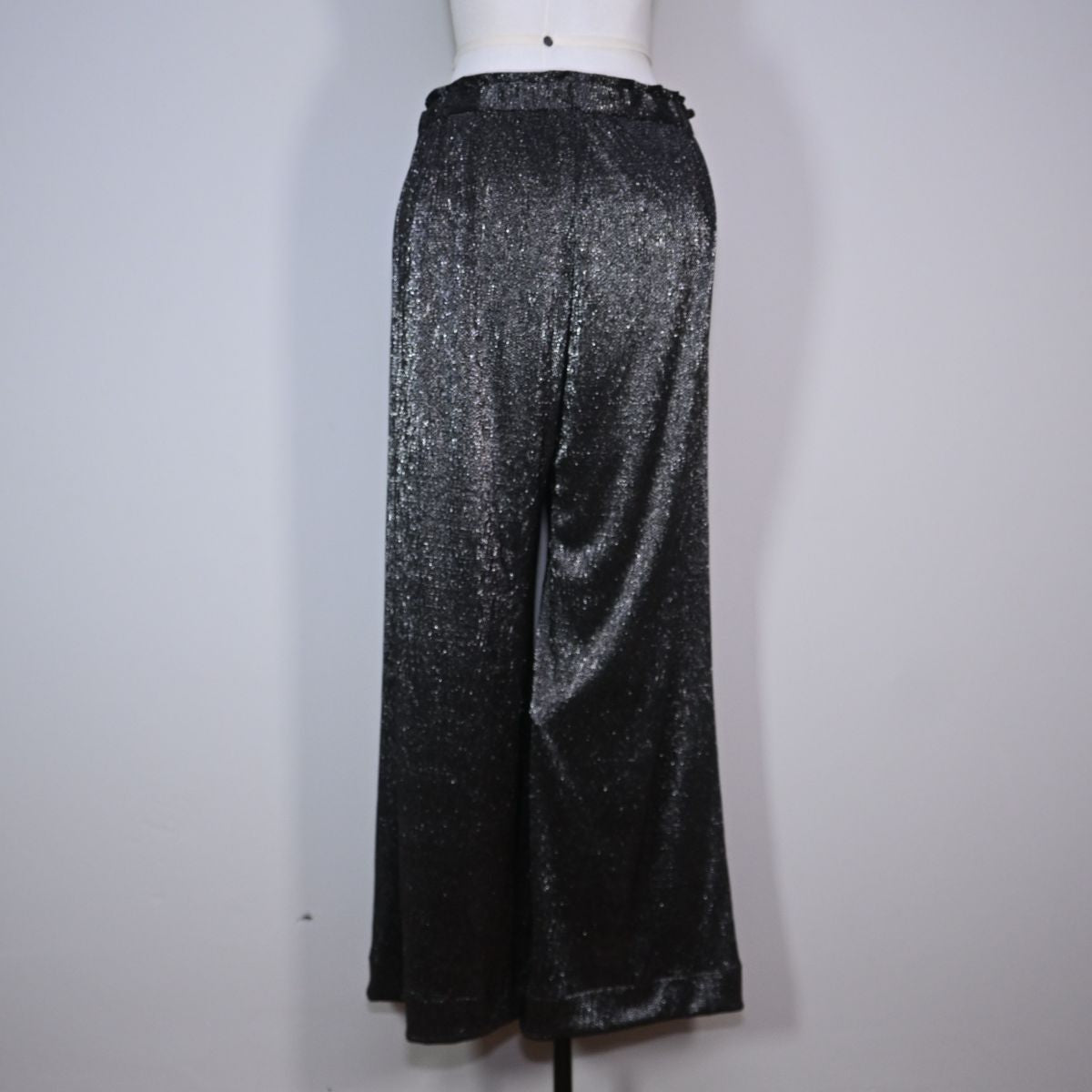 Calça reta prateada