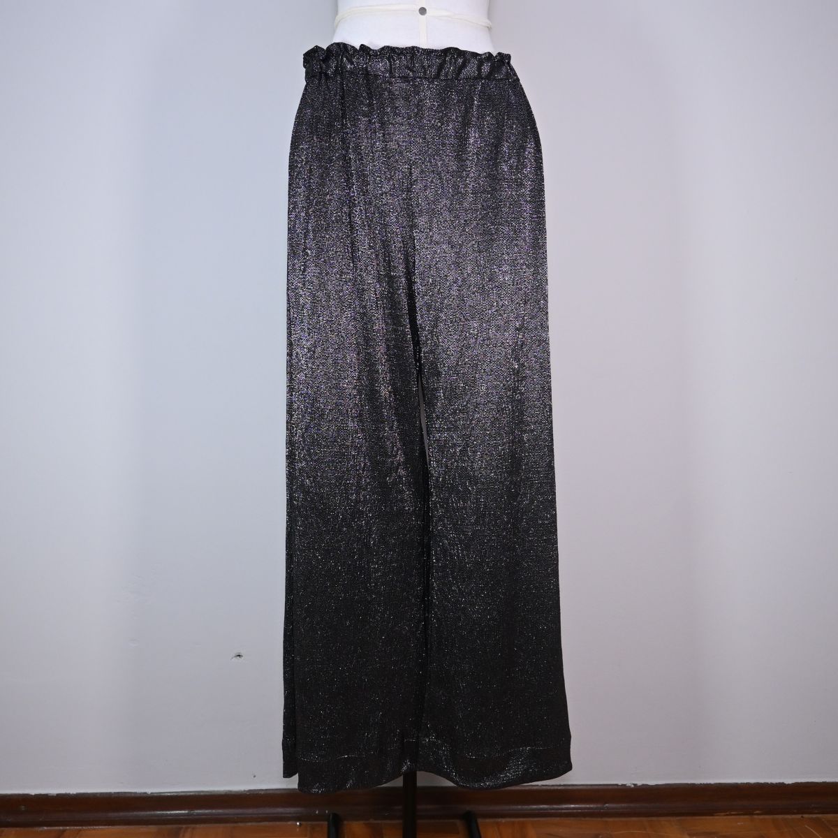 Calça reta prateada
