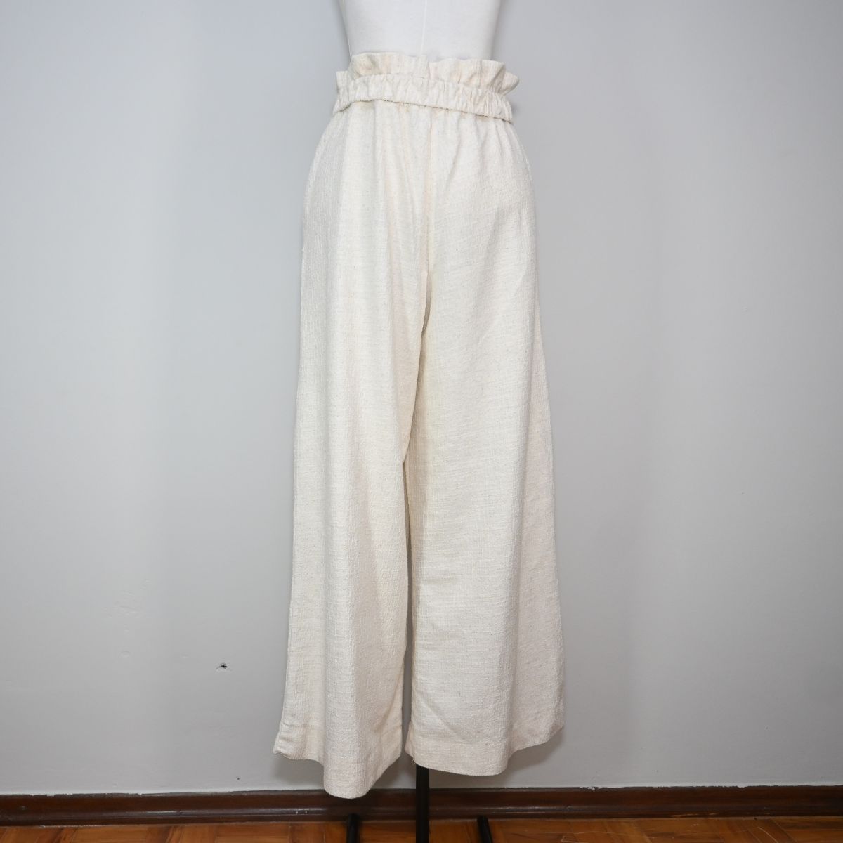 Calça branca pantalona com cinto conjunto
