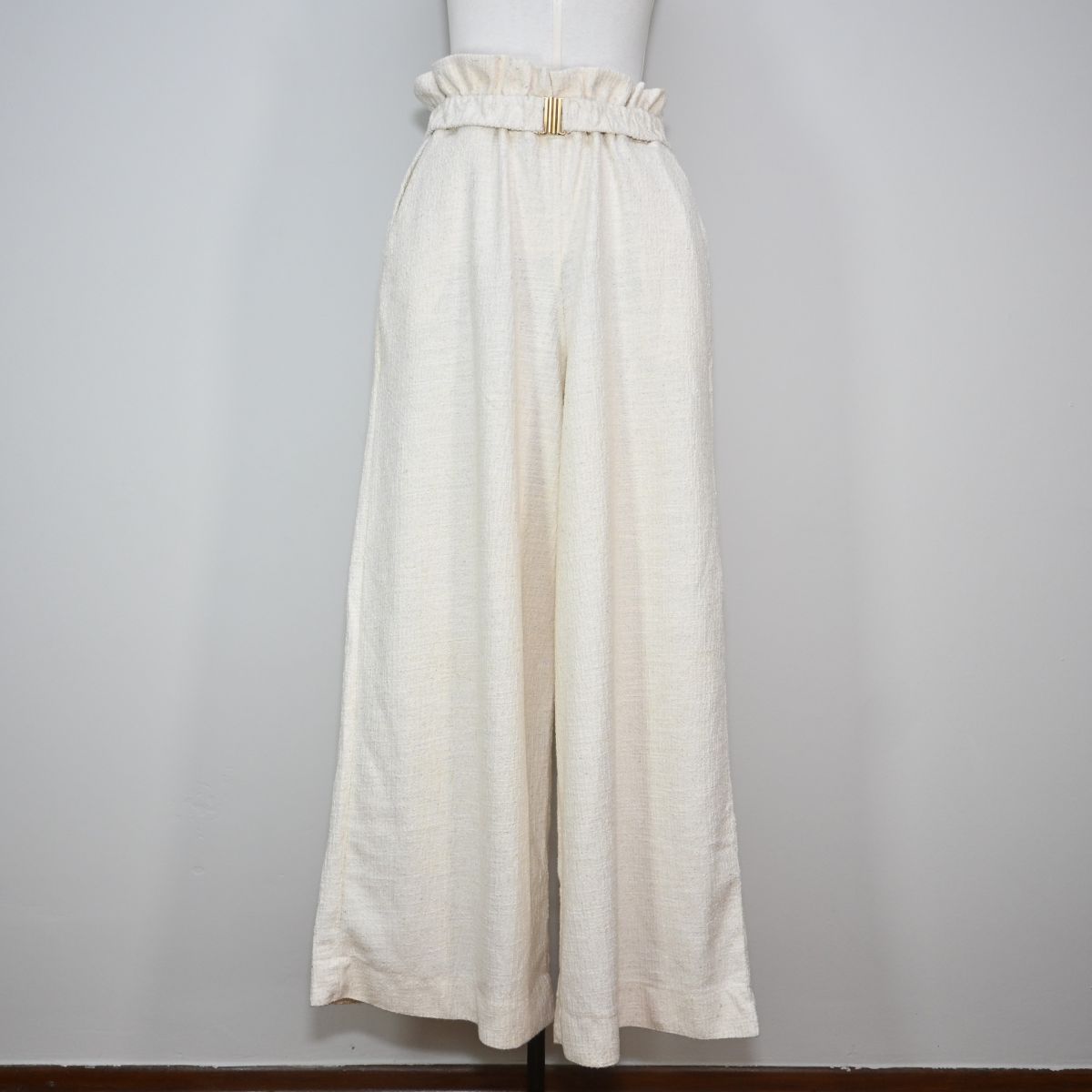 Calça branca pantalona com cinto conjunto