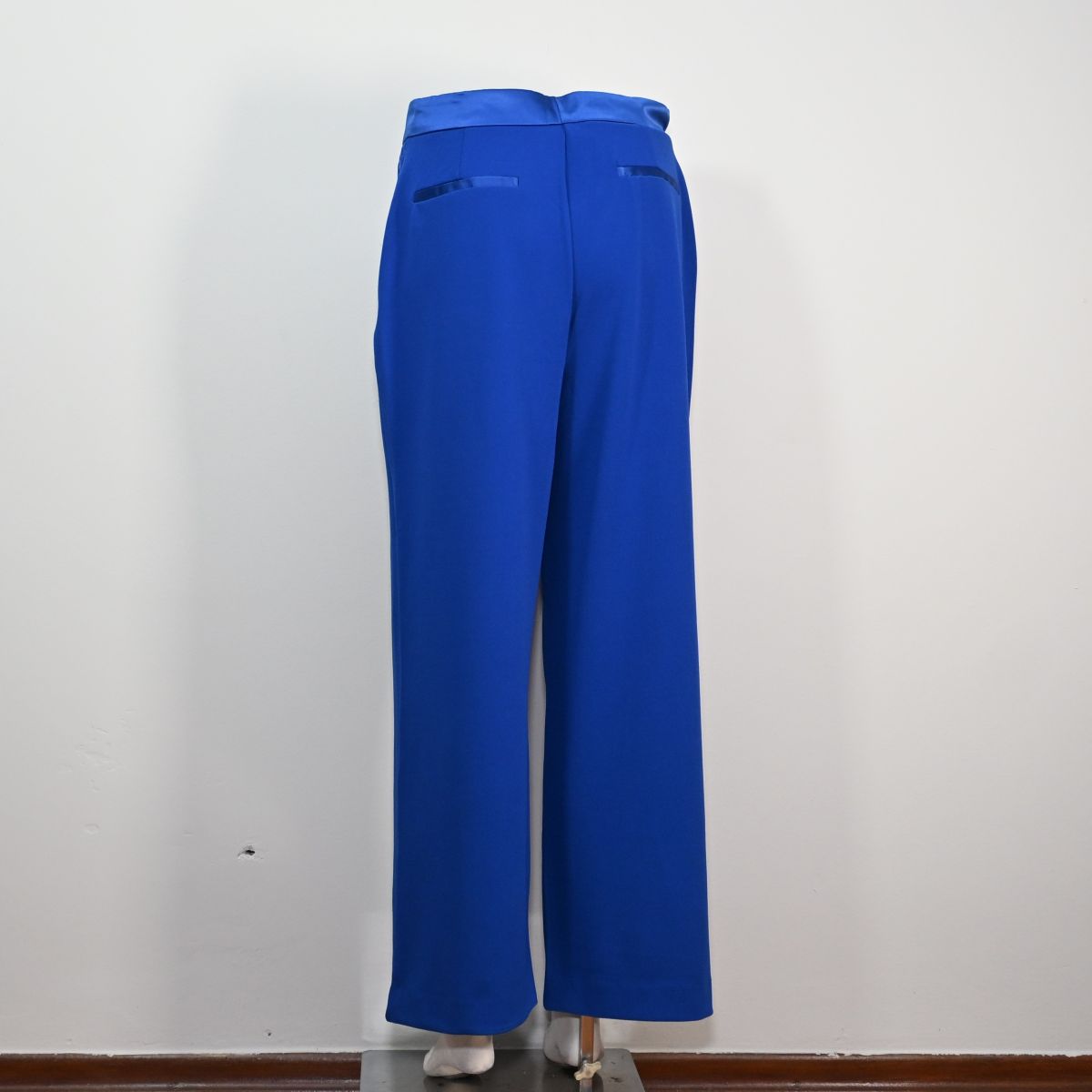 Calça azul royal com detalhe acetinado