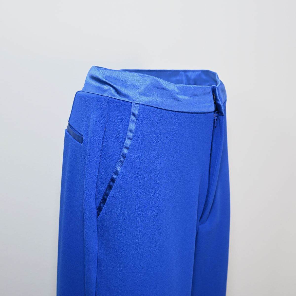Calça azul royal com detalhe acetinado