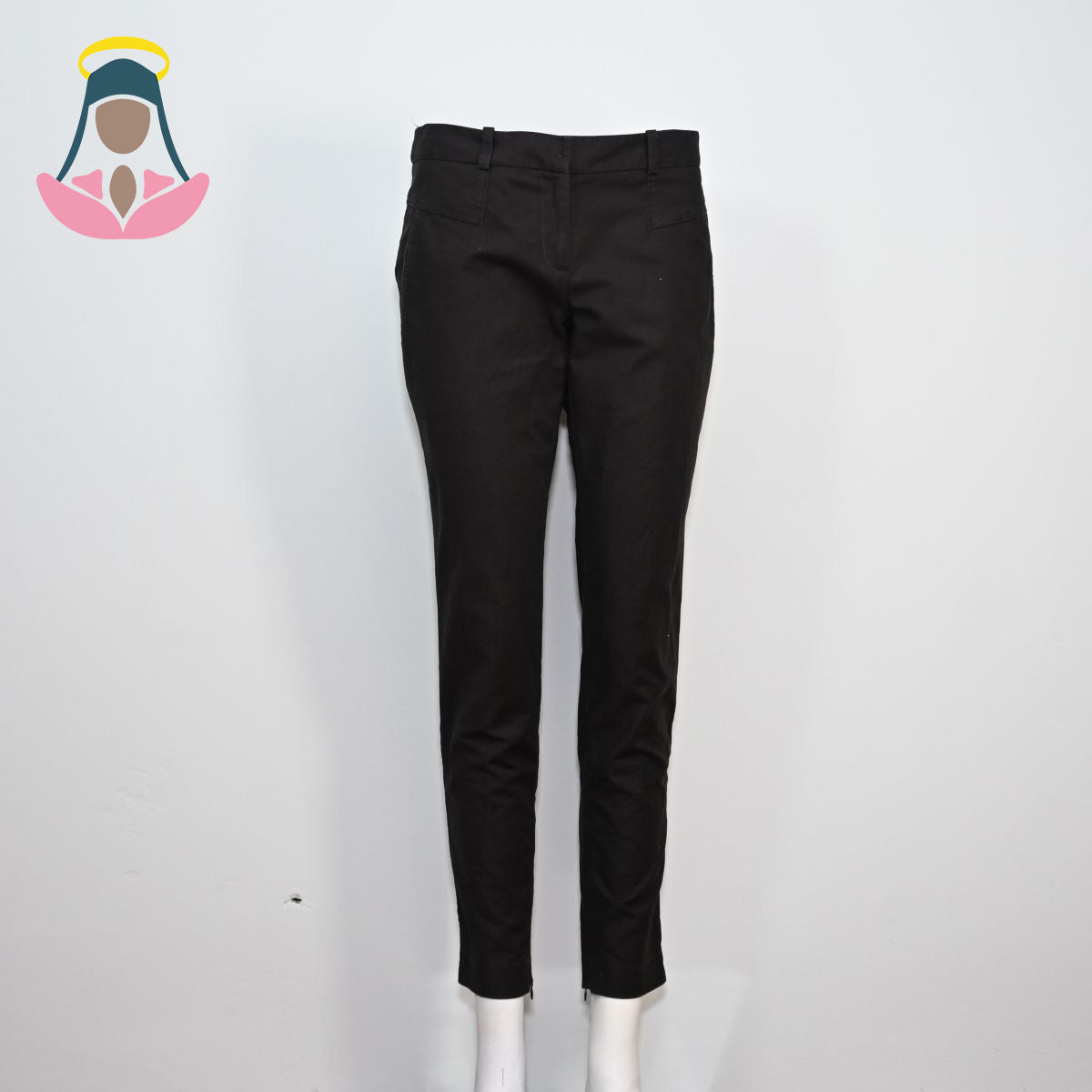 Calça preta com detalhe em courinho