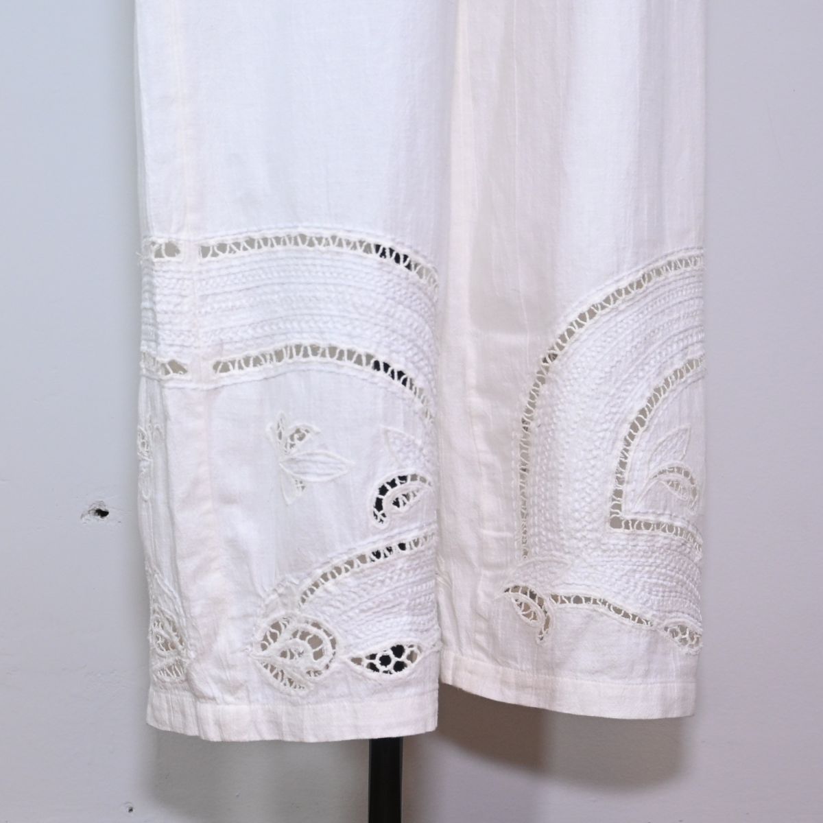 Calça branca com detalhe na barra
