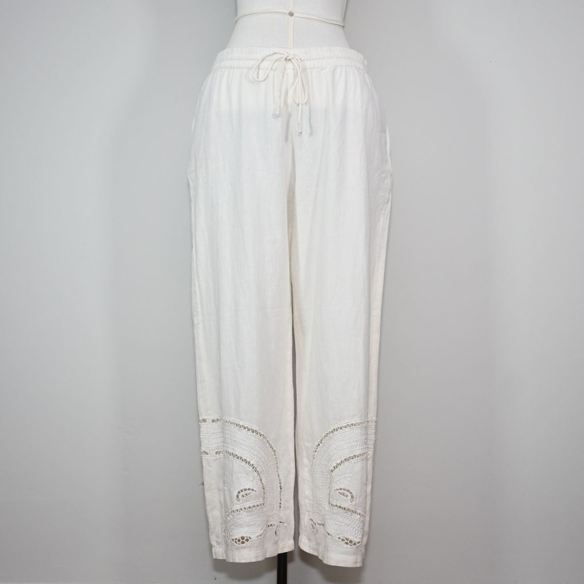 Calça branca com detalhe na barra
