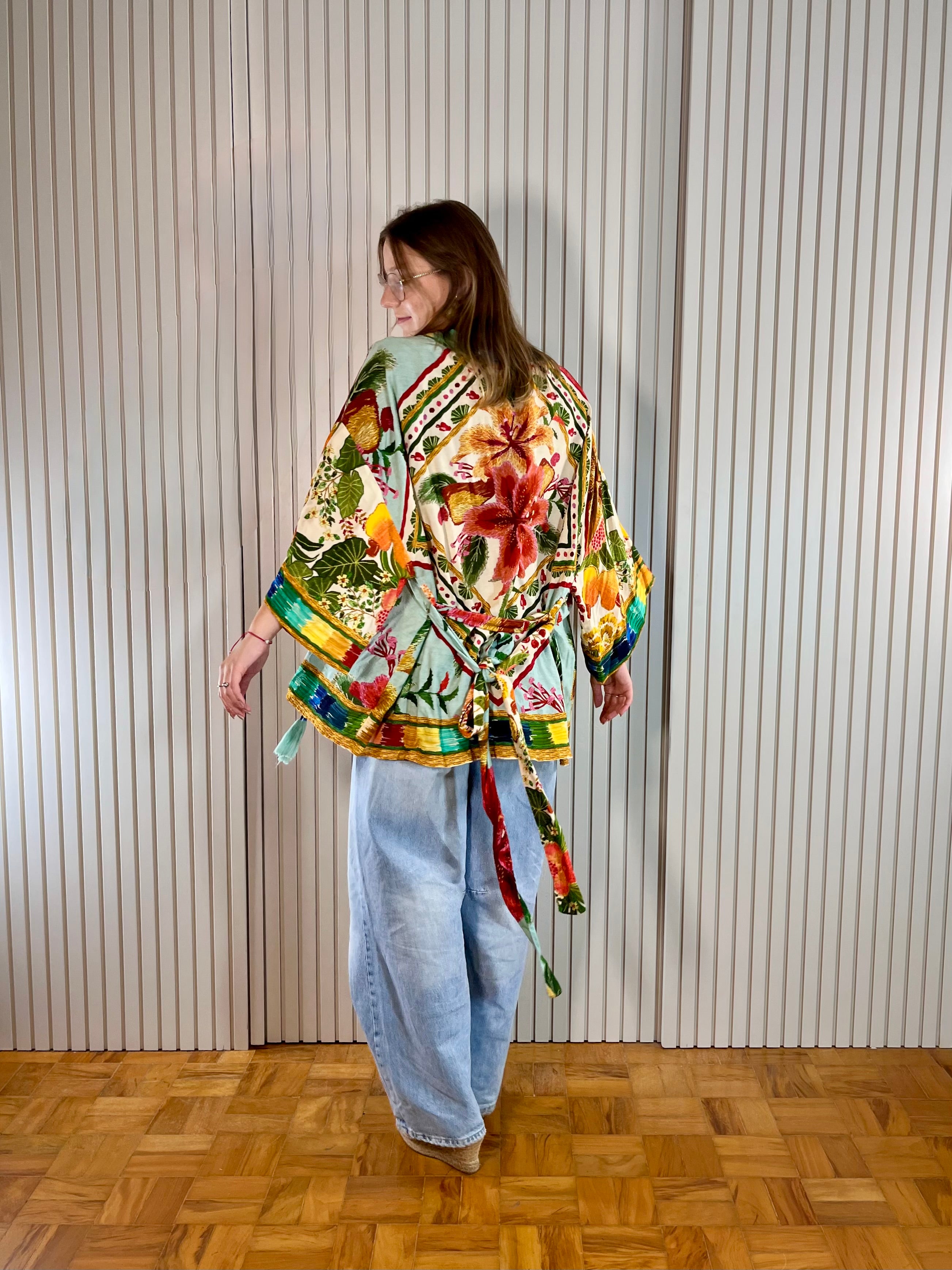 Kimono floral com cinto e tasel