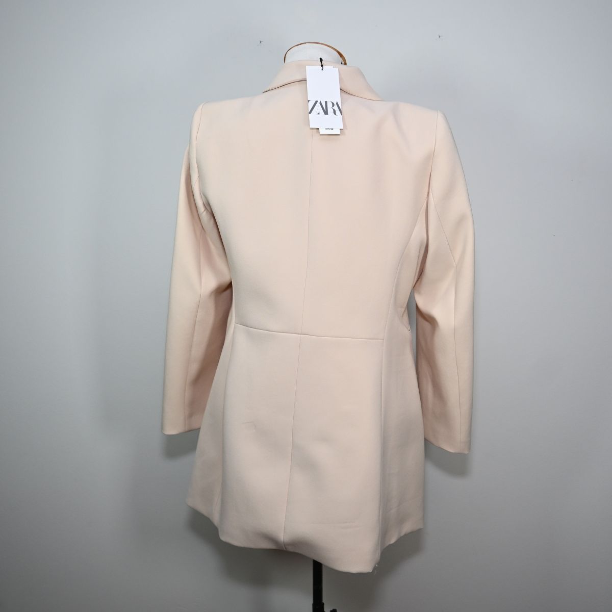 Blazer off-white com botões duplos pretos