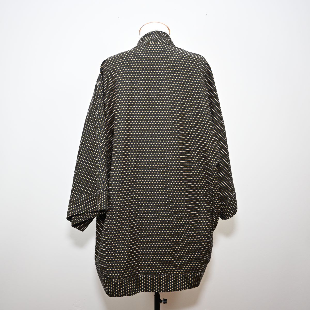 Kimono preto com poá amarelo mostarda