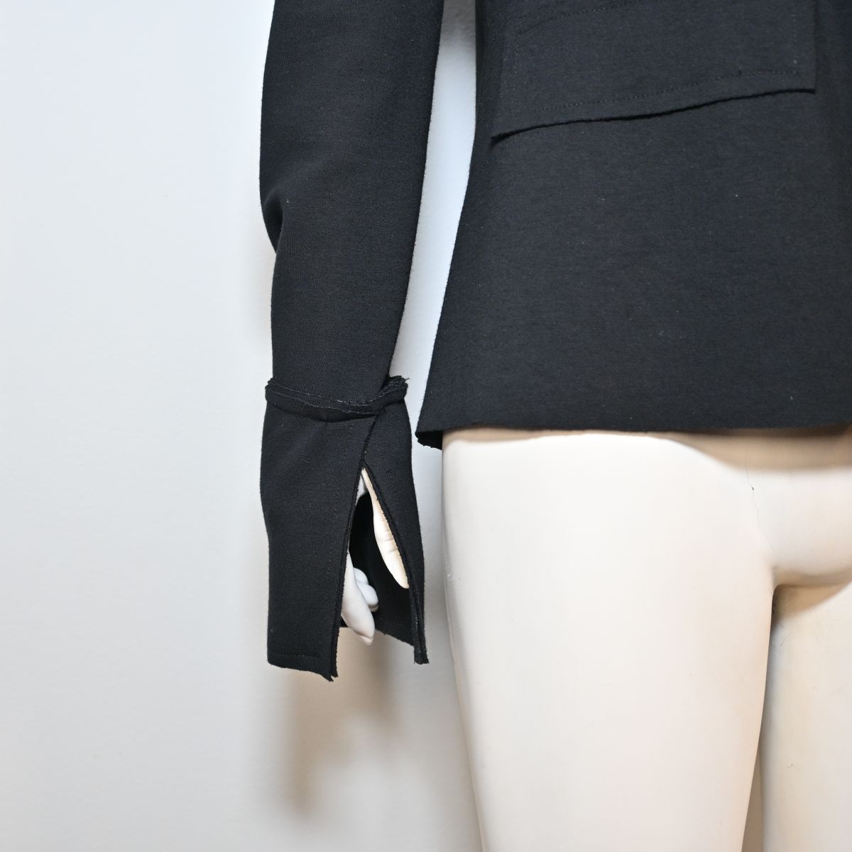 Blazer preto com fendas nas mangas