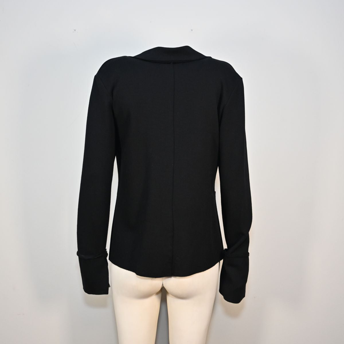 Blazer preto com fendas nas mangas