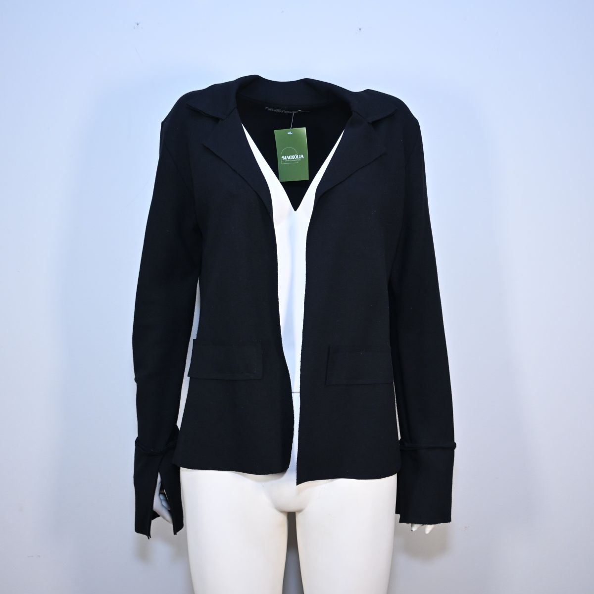 Blazer preto com fendas nas mangas