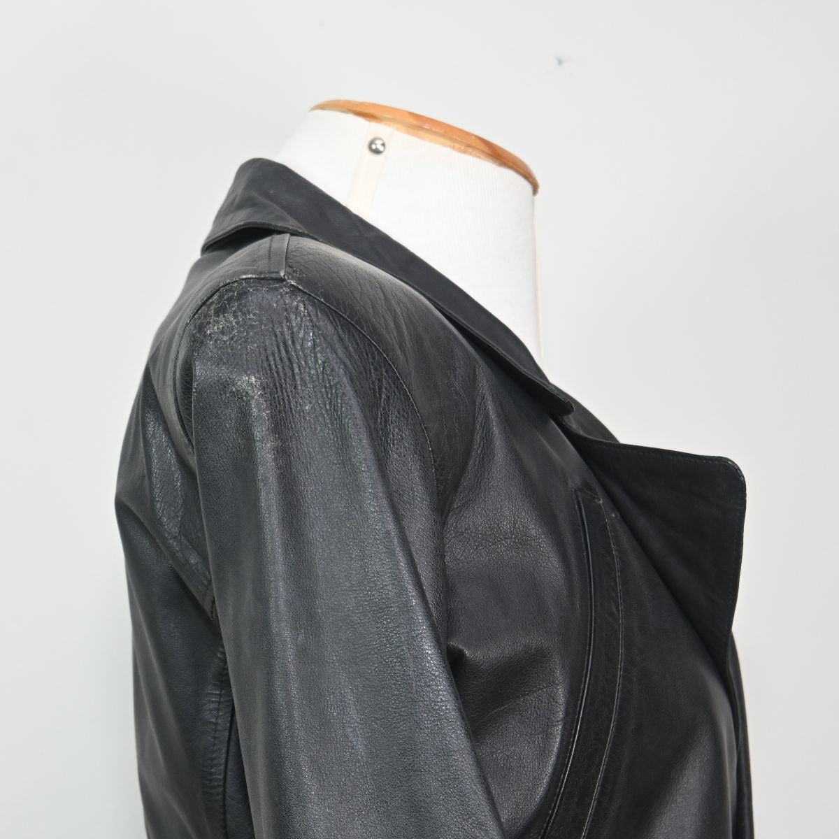 Jaqueta cropped de couro preto