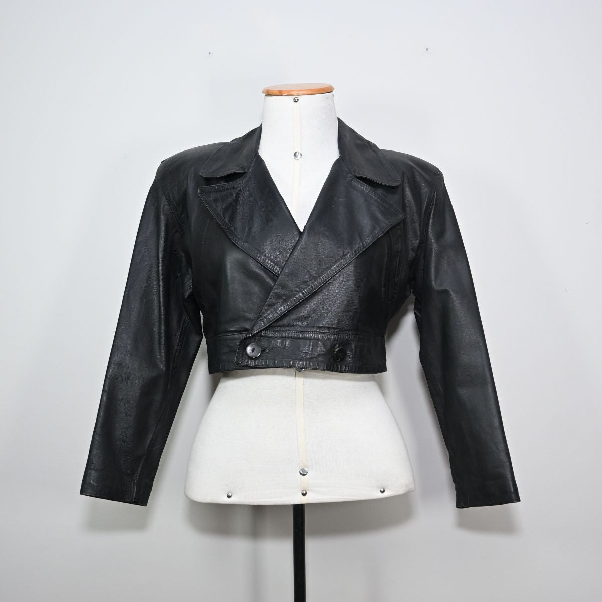 Jaqueta cropped de couro preto