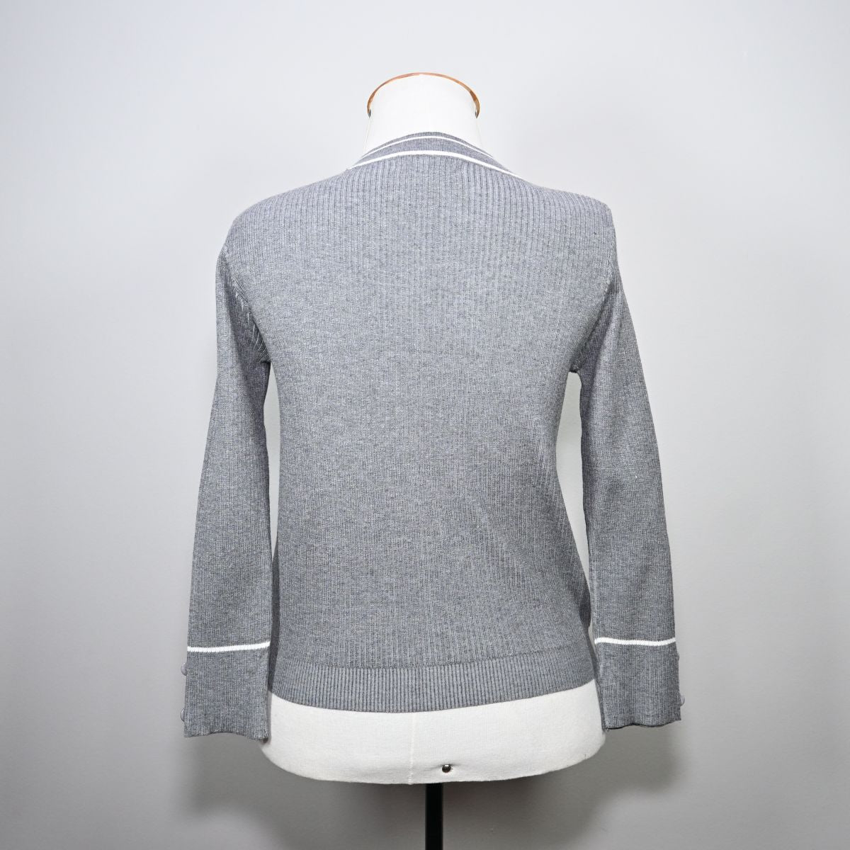 Cardigan cinza com linhas brancas