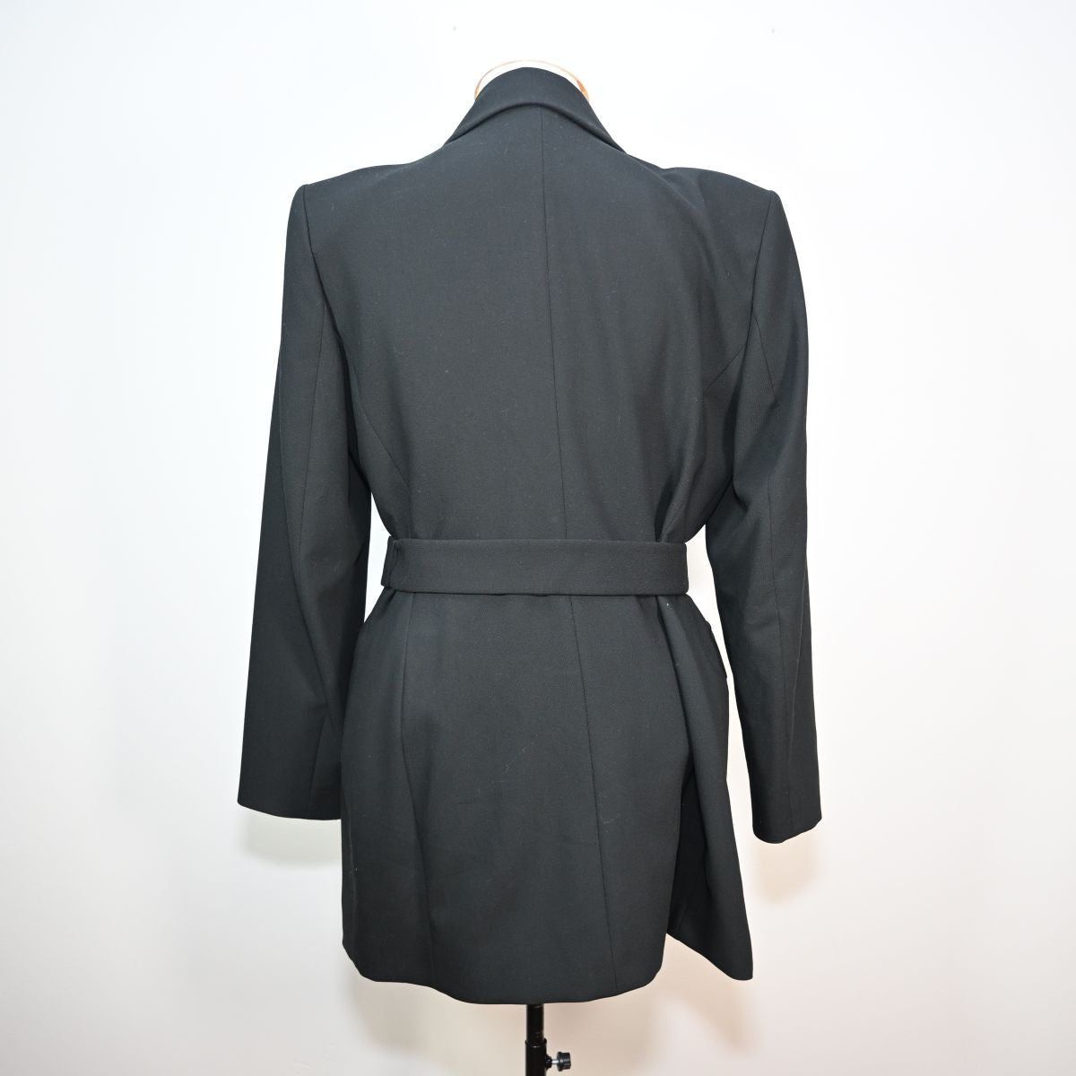 Blazer preto longo com cinto