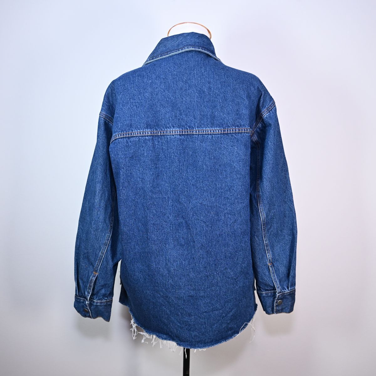 Jaqueta jeans azul com bolsos frontais