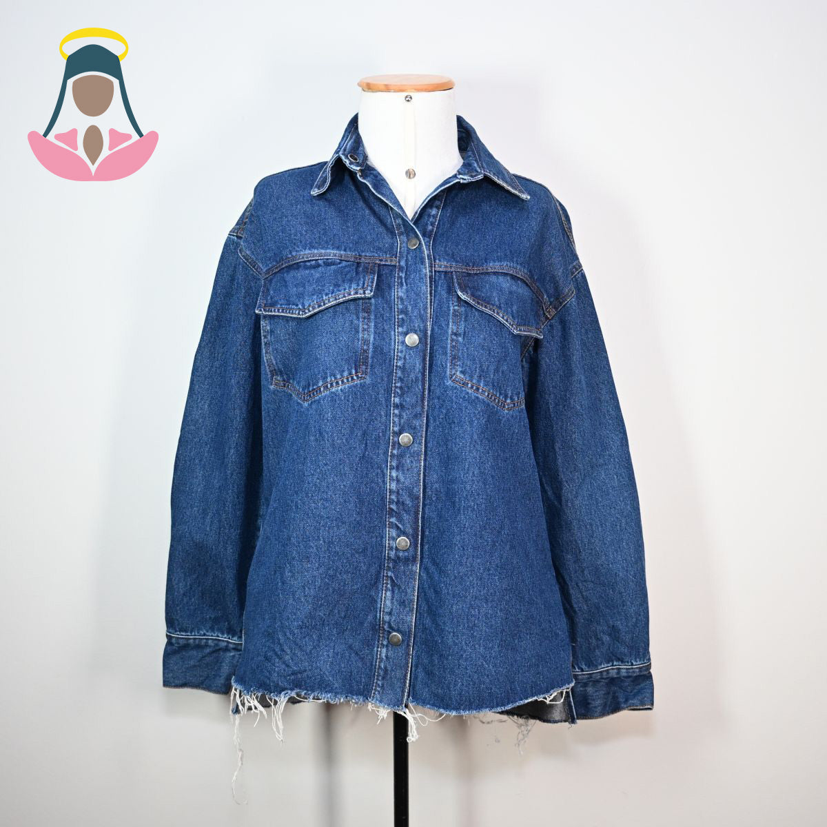 Jaqueta jeans azul com bolsos frontais