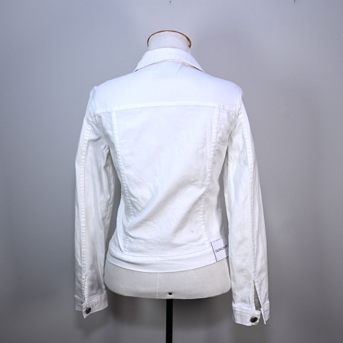 Jaqueta jeans branca com bolsos frontais