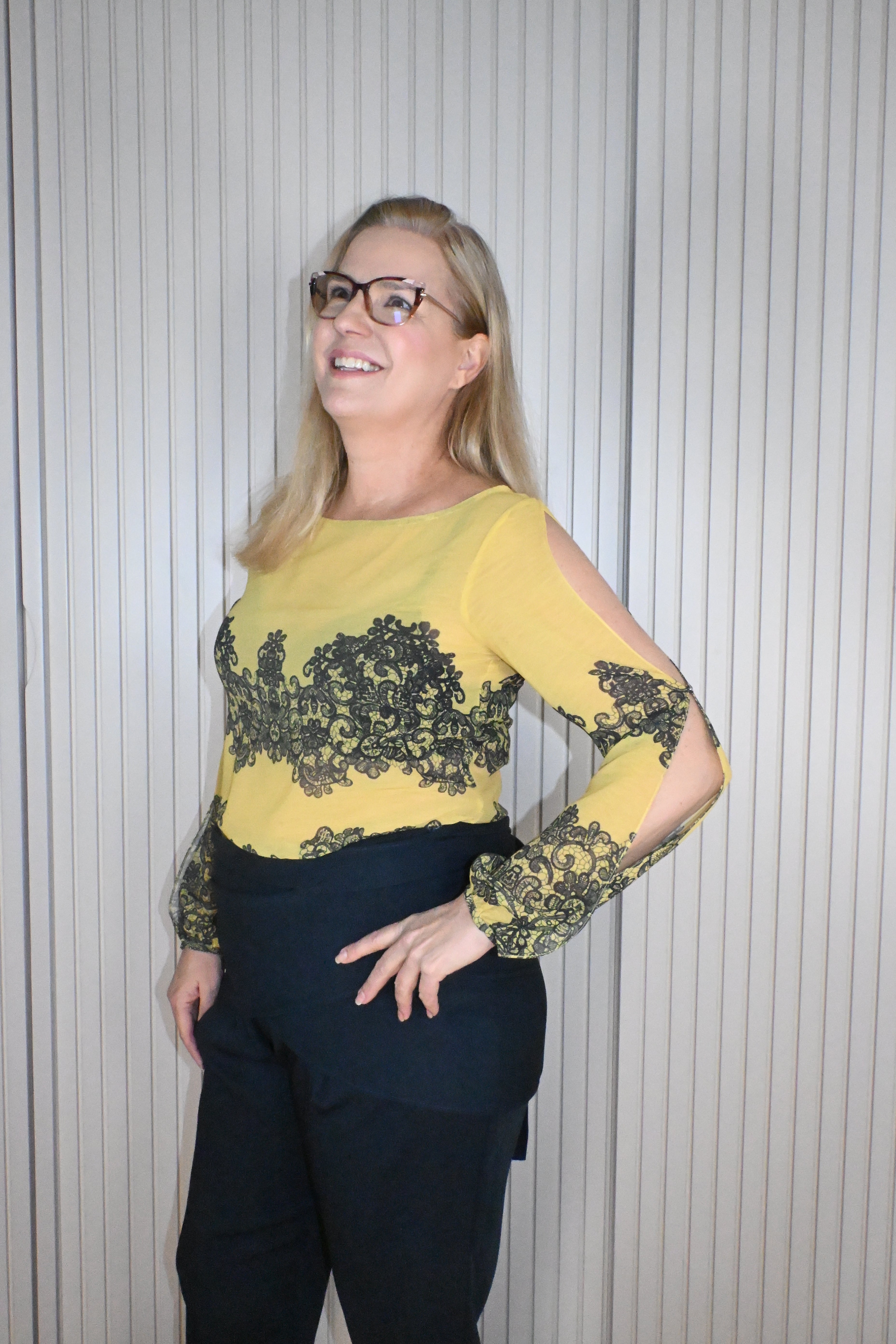 Blusa Amarela com Estampa de Renda Preta