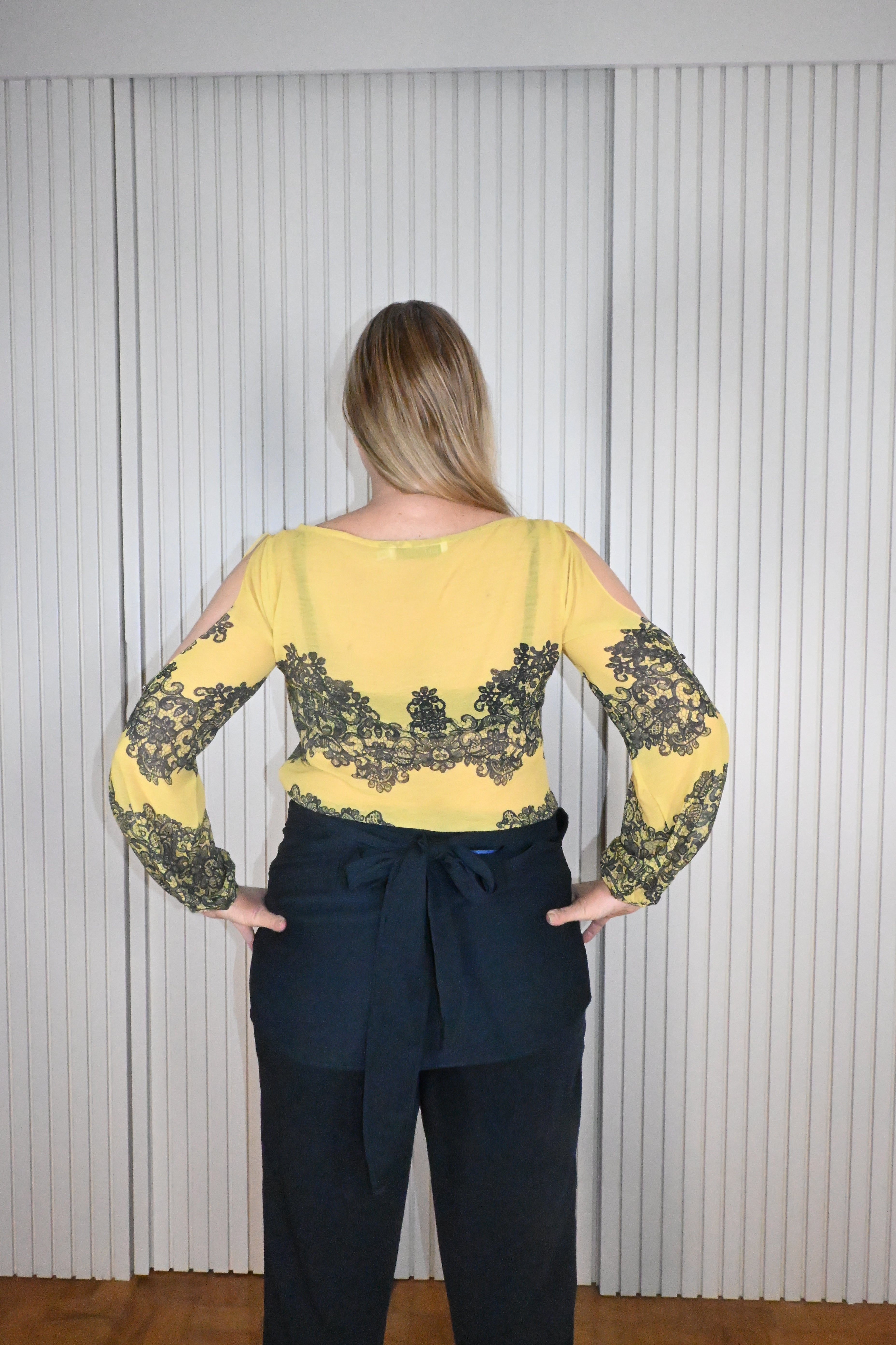 Blusa Amarela com Estampa de Renda Preta