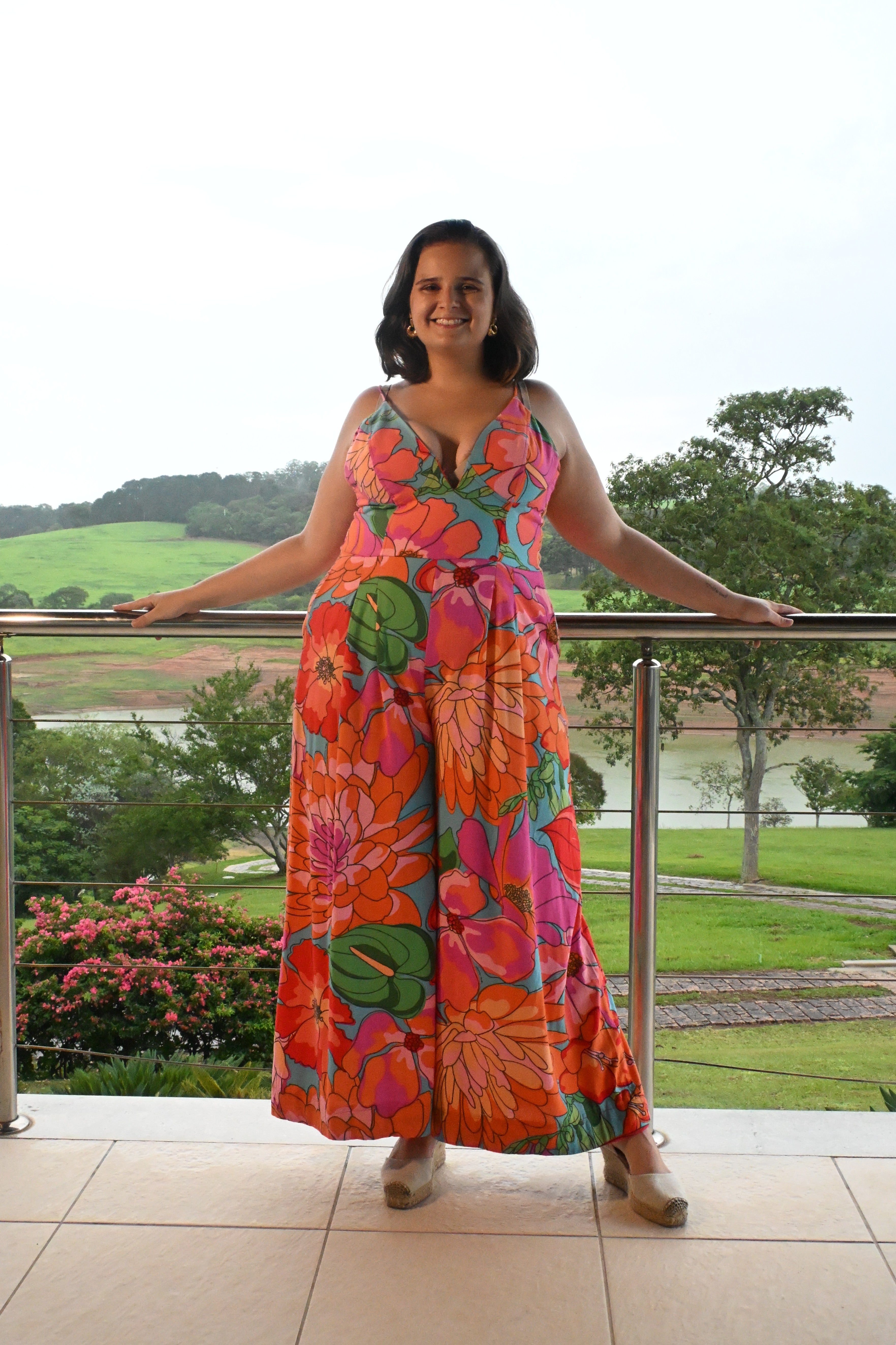 Macacão Longo Estampado Floral com Decote V