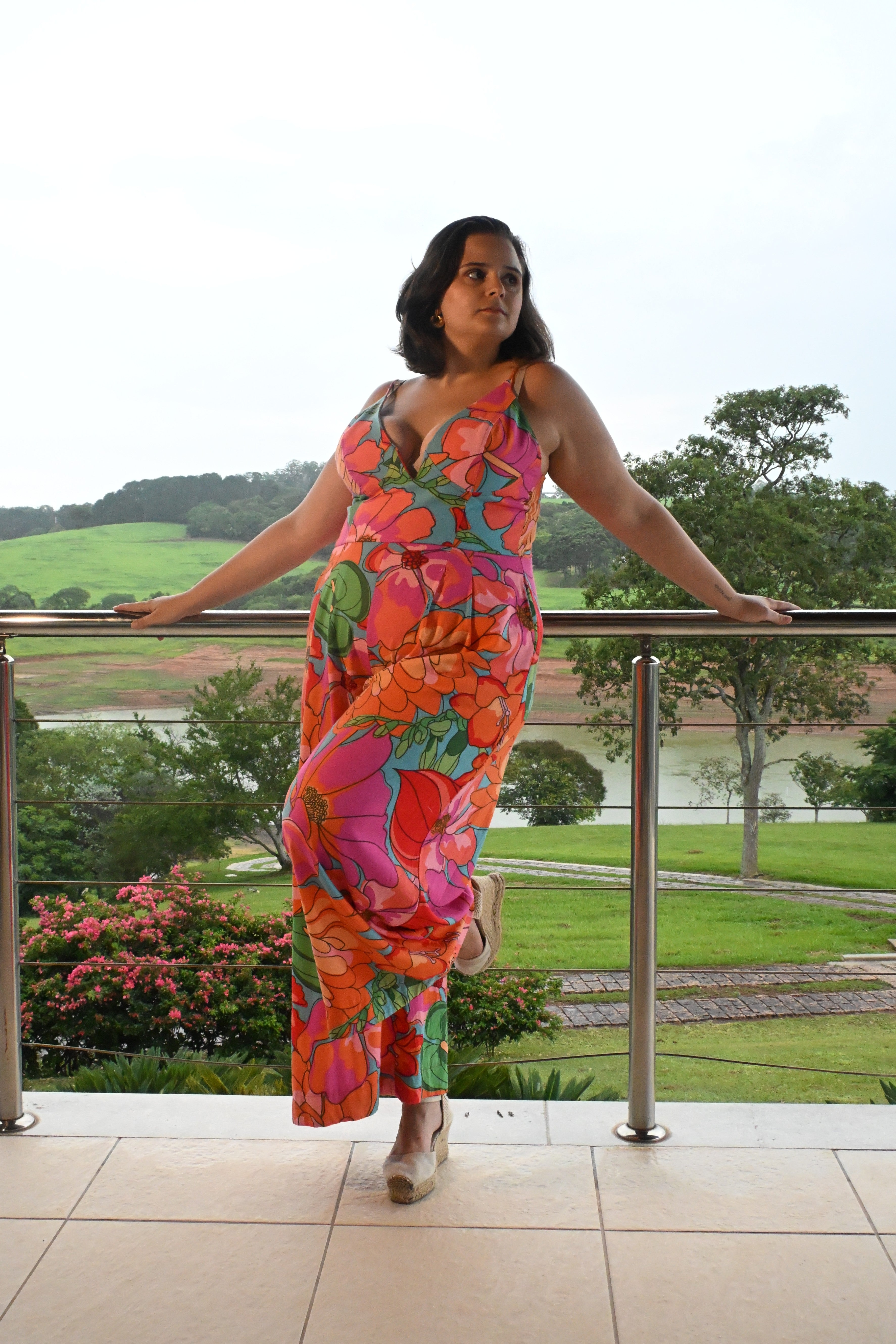 Macacão Longo Estampado Floral com Decote V