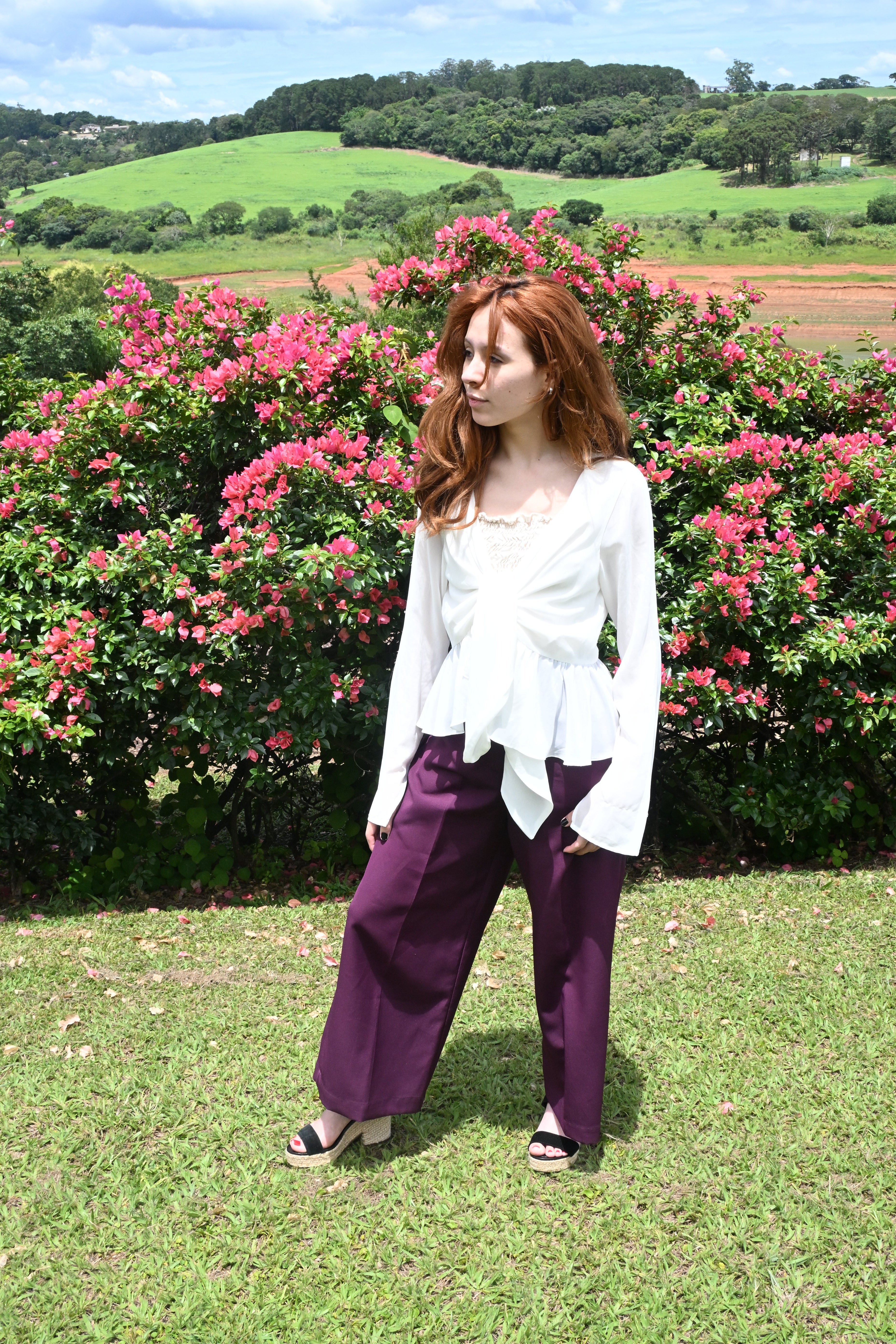 Blusa branca com transparência e babado