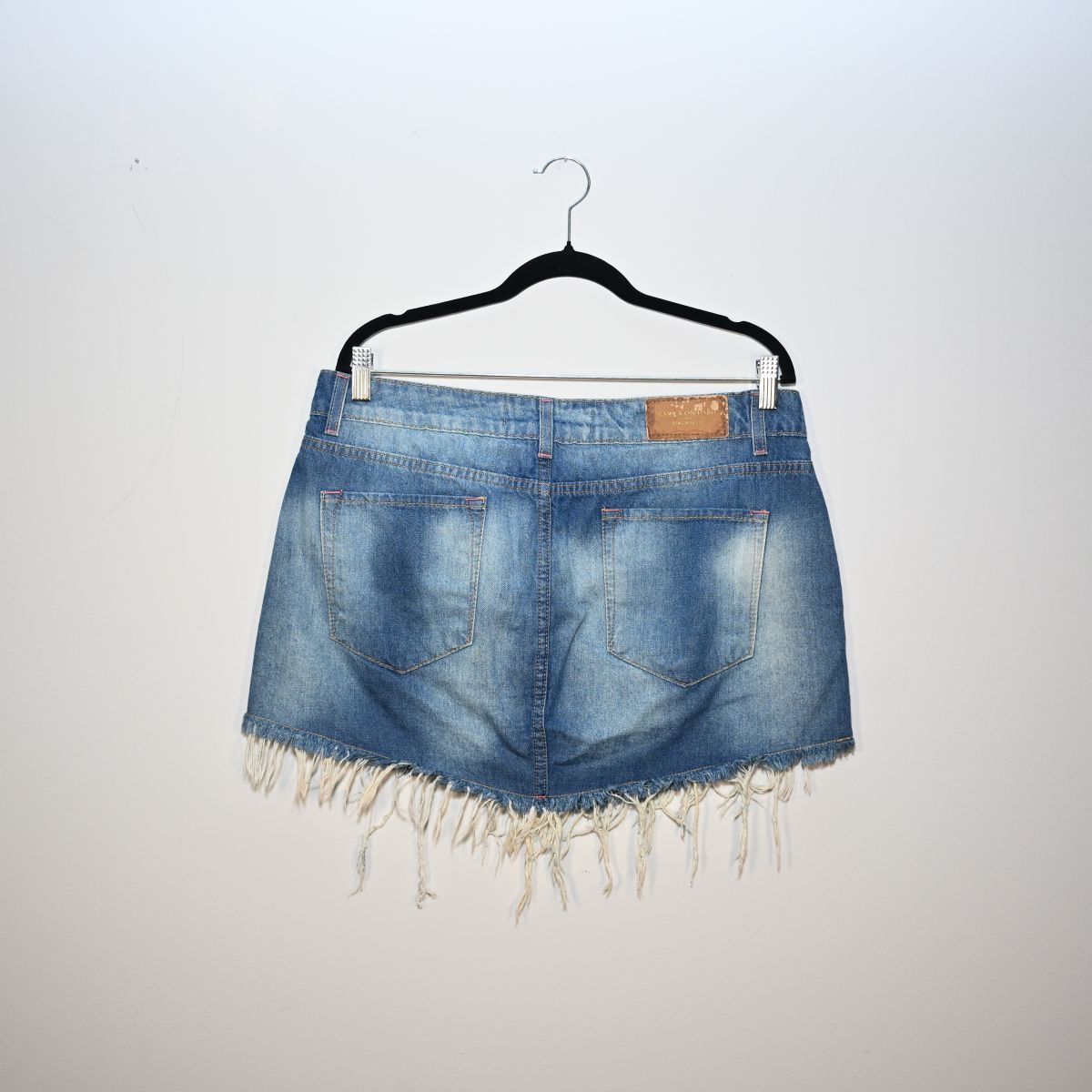Saia jeans com bordado colorido