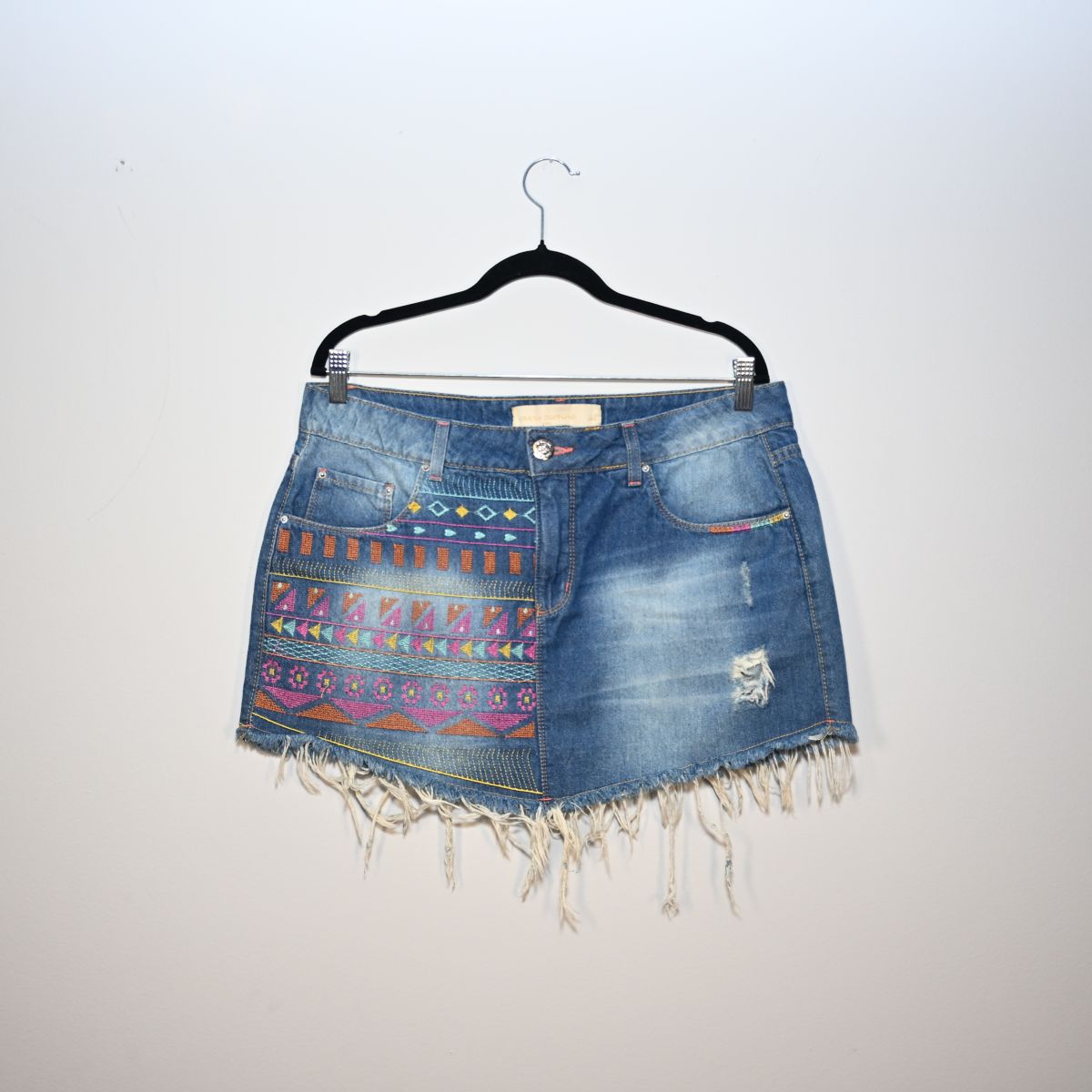 Saia jeans com bordado colorido