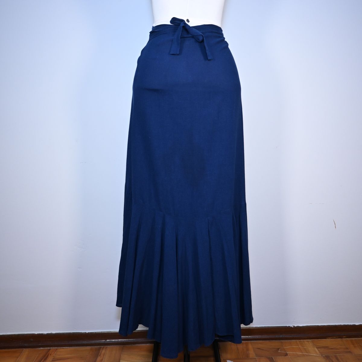 Saia longa envelope azul com babados