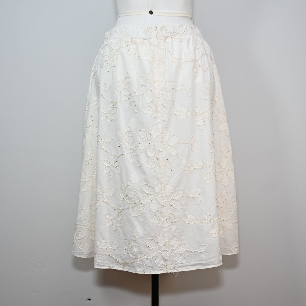 Saia branca com bordado floral branco