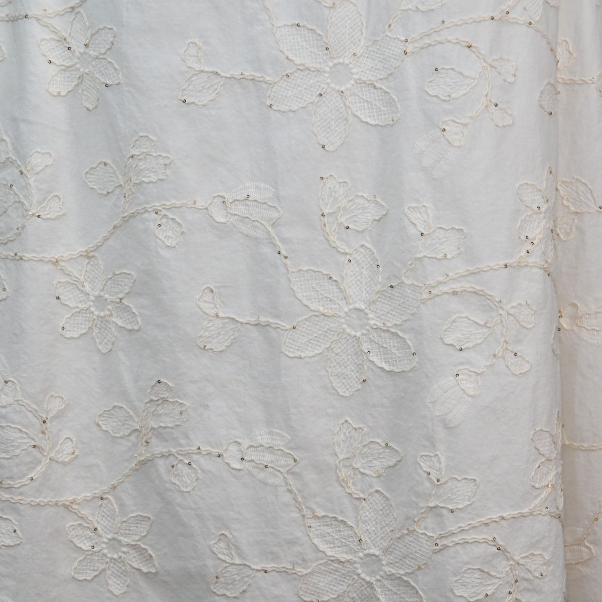 Saia branca com bordado floral branco