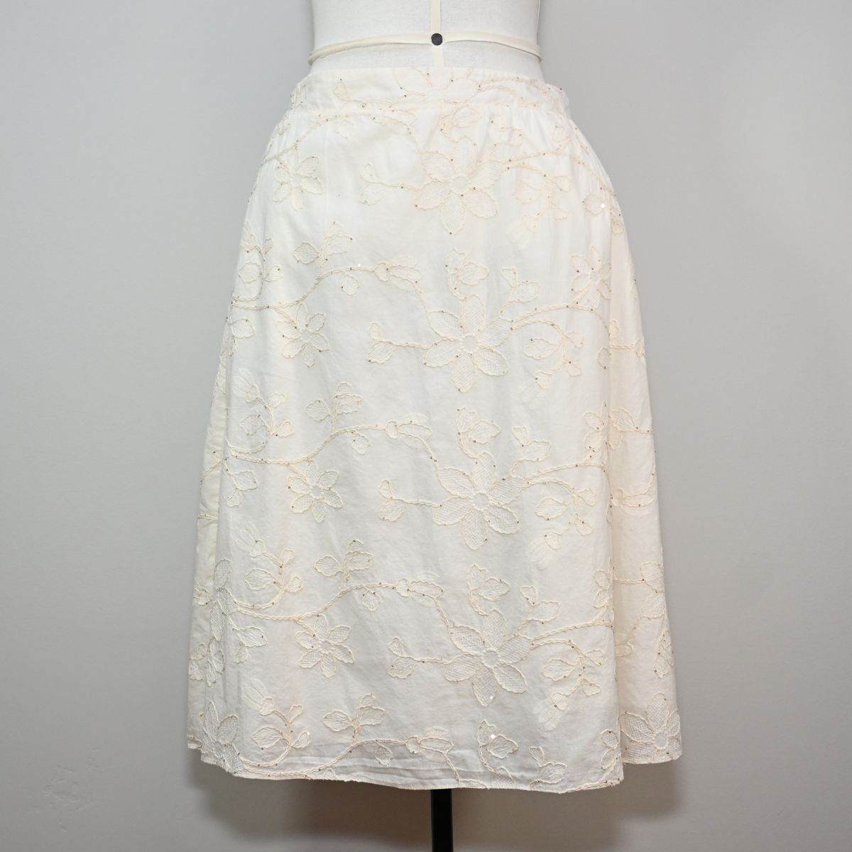 Saia branca com bordado floral branco