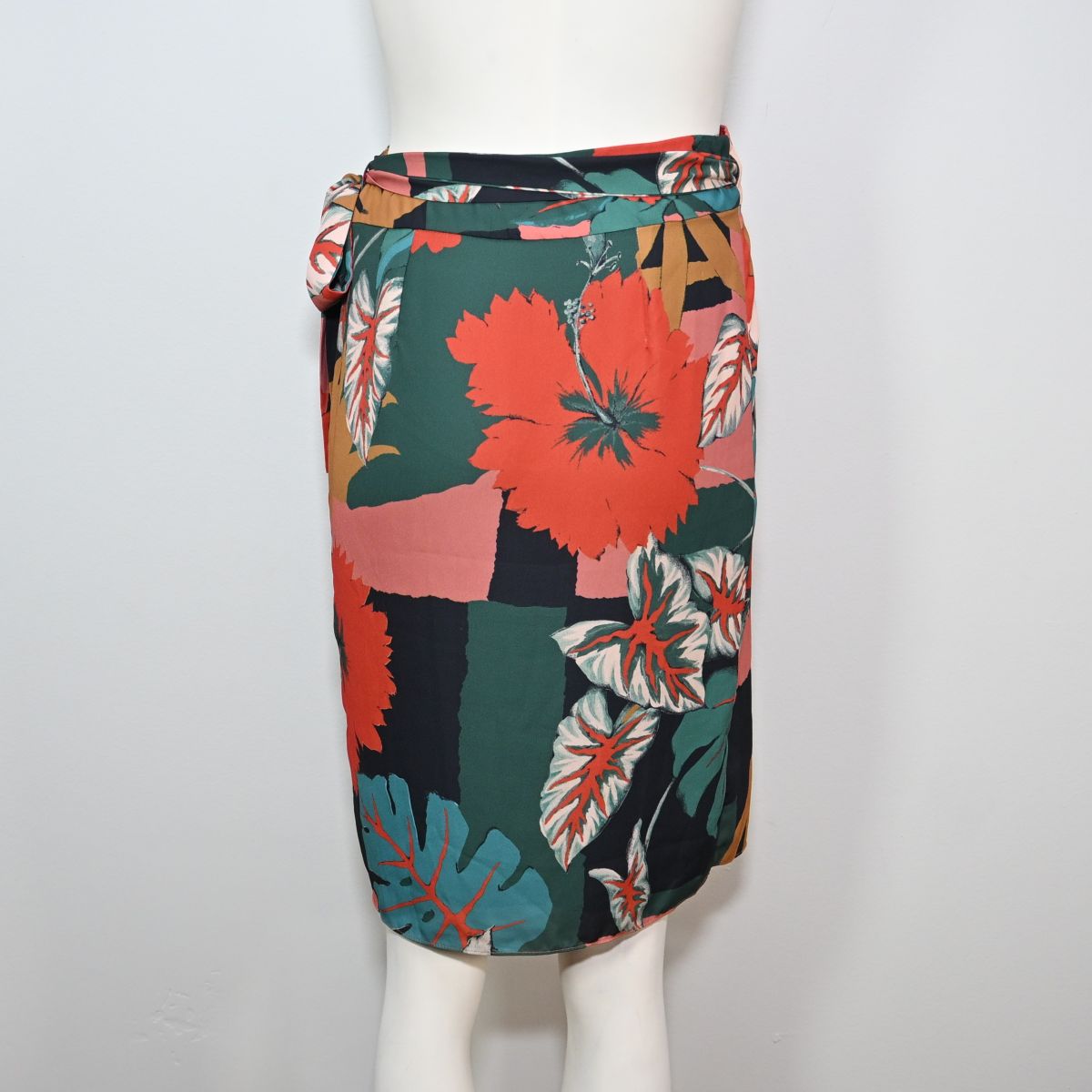 Saia curta floral com amarração