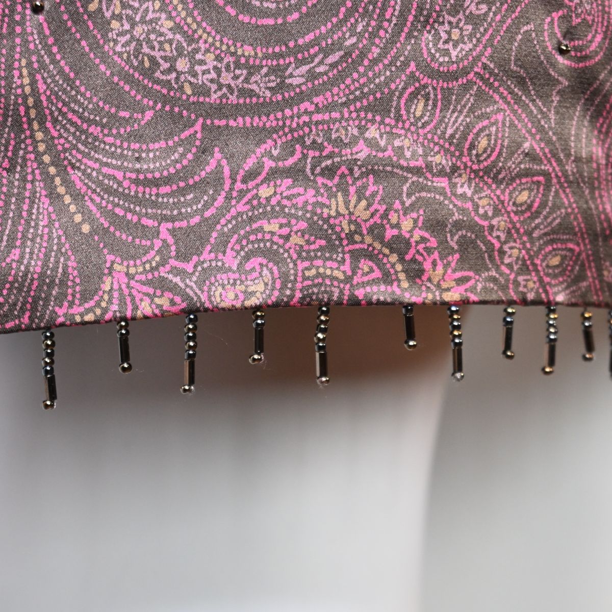Saia marrom estampada com miçangas