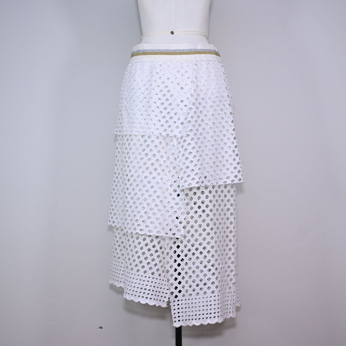 Saia branca com camadas de laise