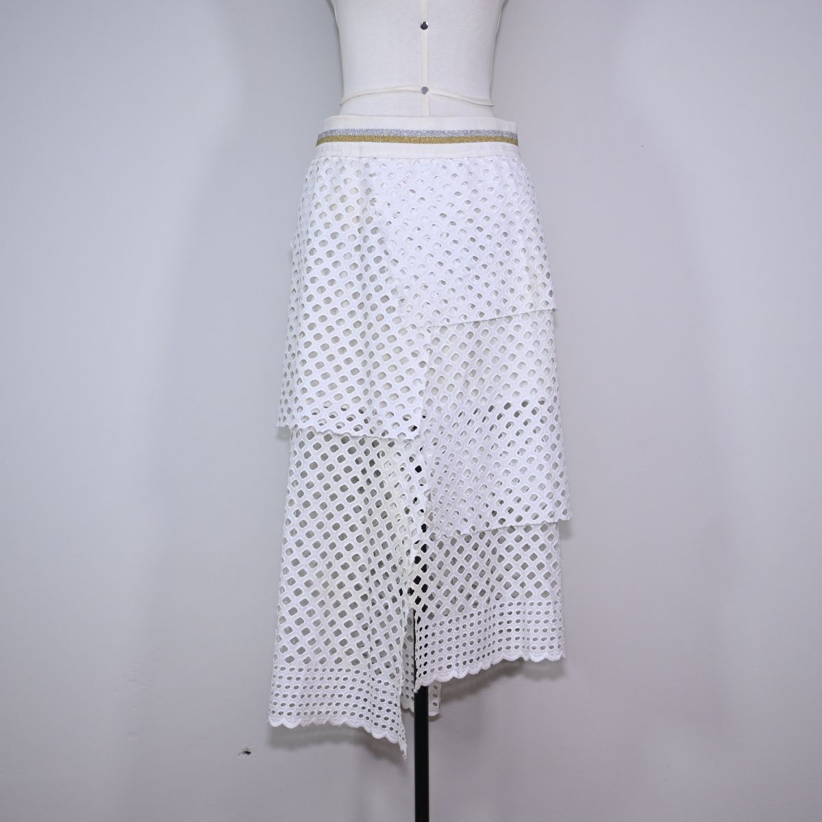 Saia branca com camadas de laise