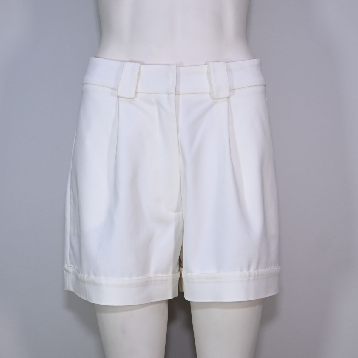 Shorts branco de alfaiataria