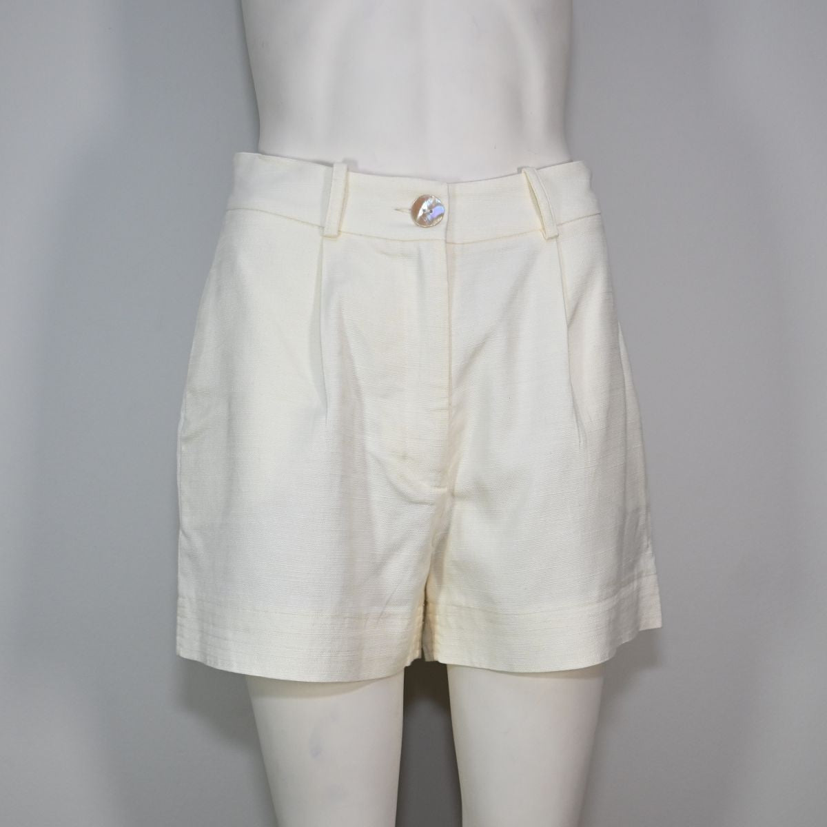 Shorts branco com botão madrepérola