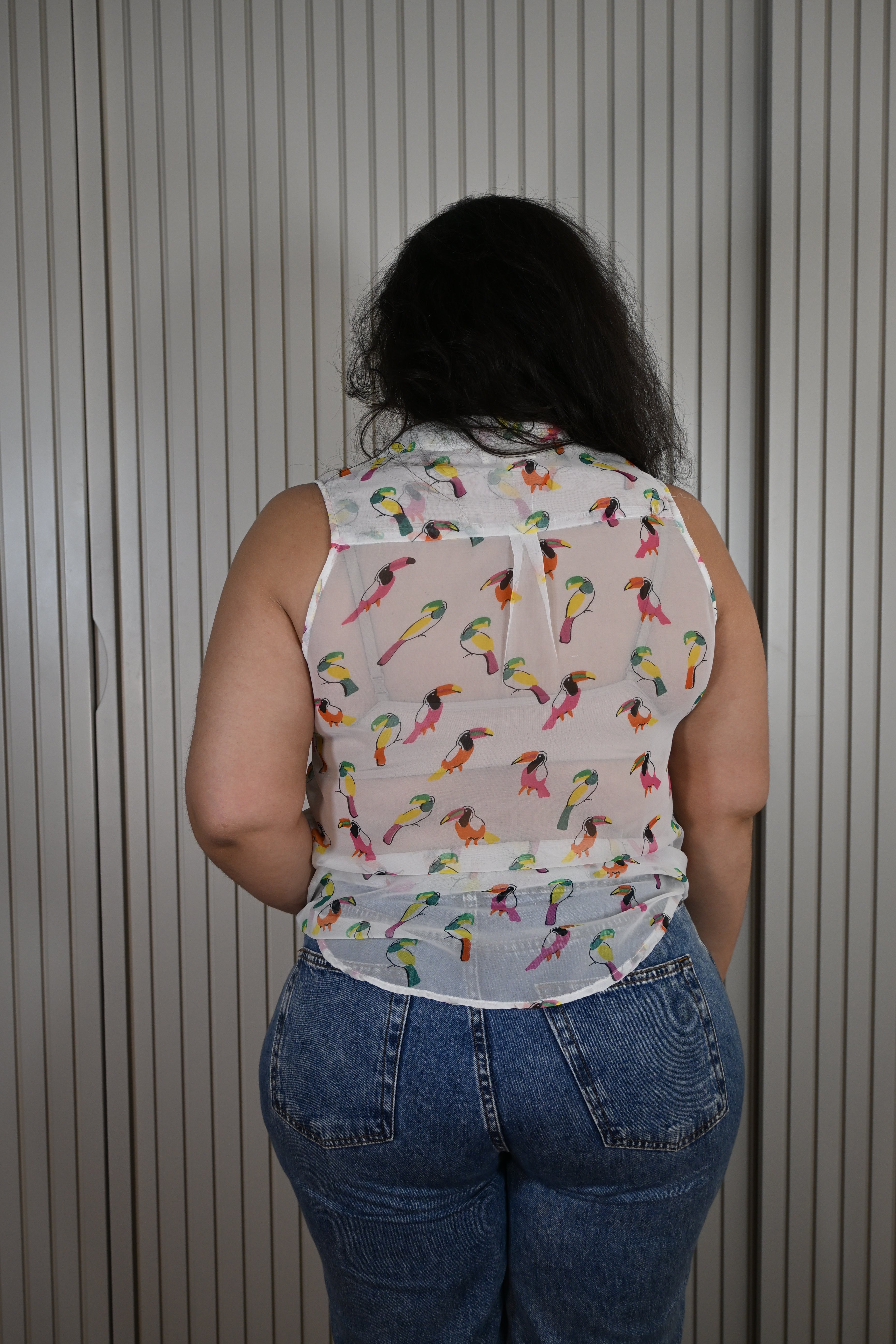 Camisa Branca Transparênte com Tucanos