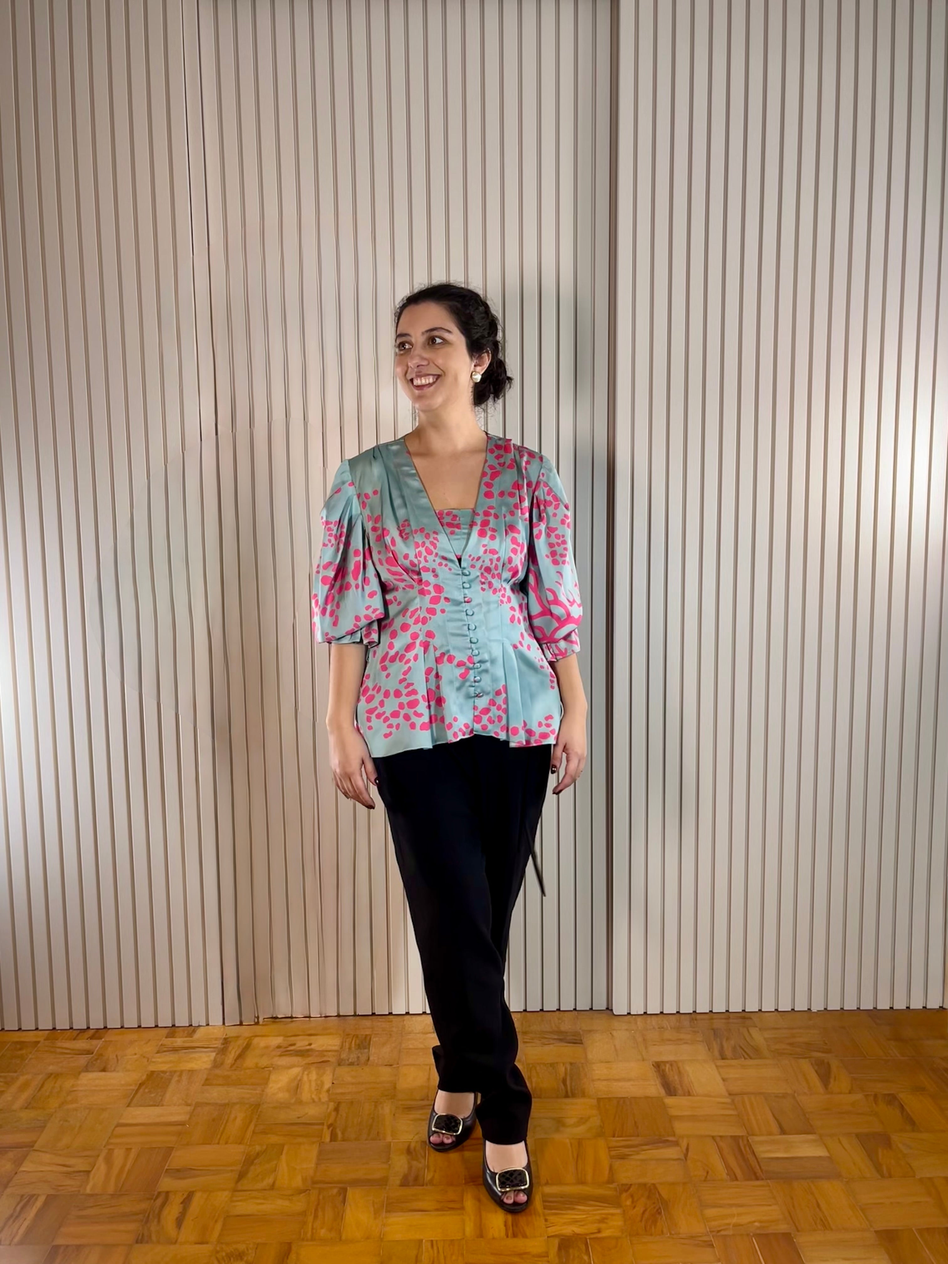 Blusa azul com estampa de coral