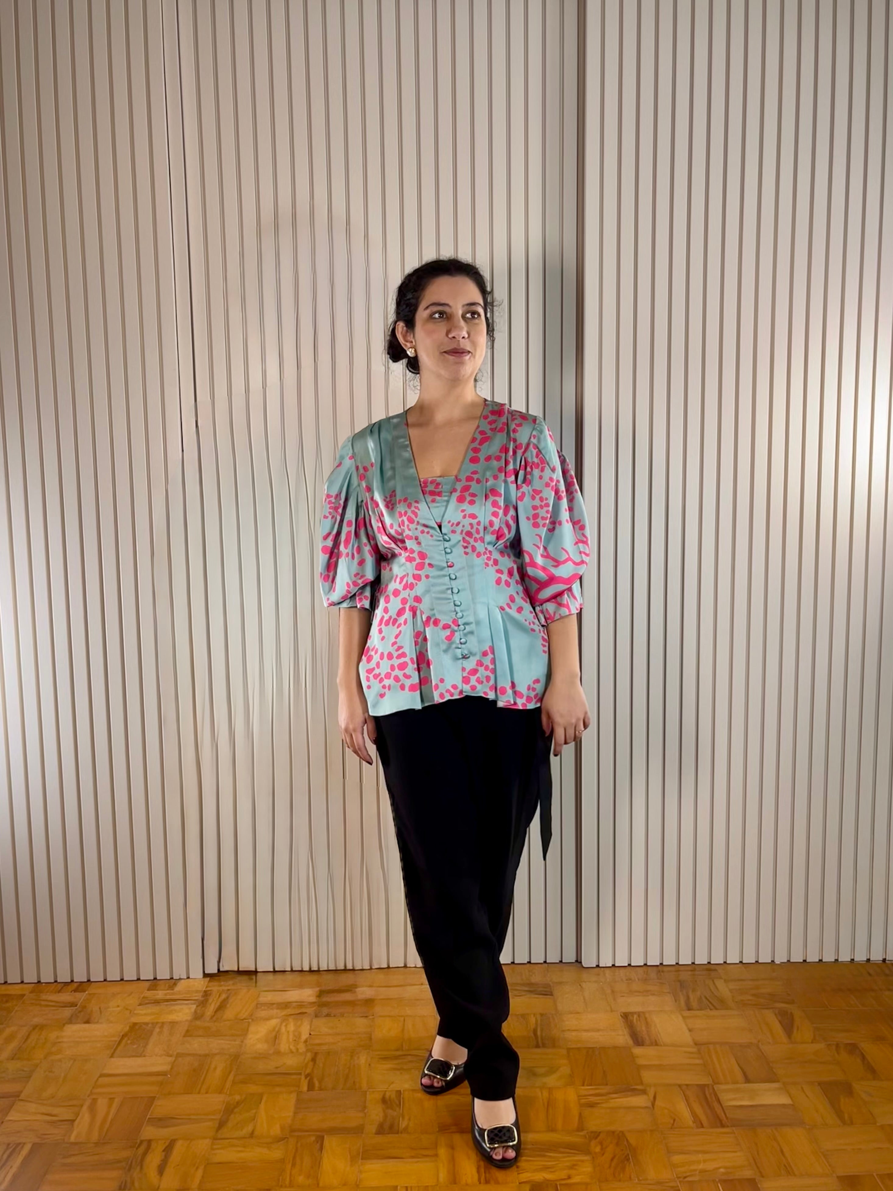 Blusa azul com estampa de coral