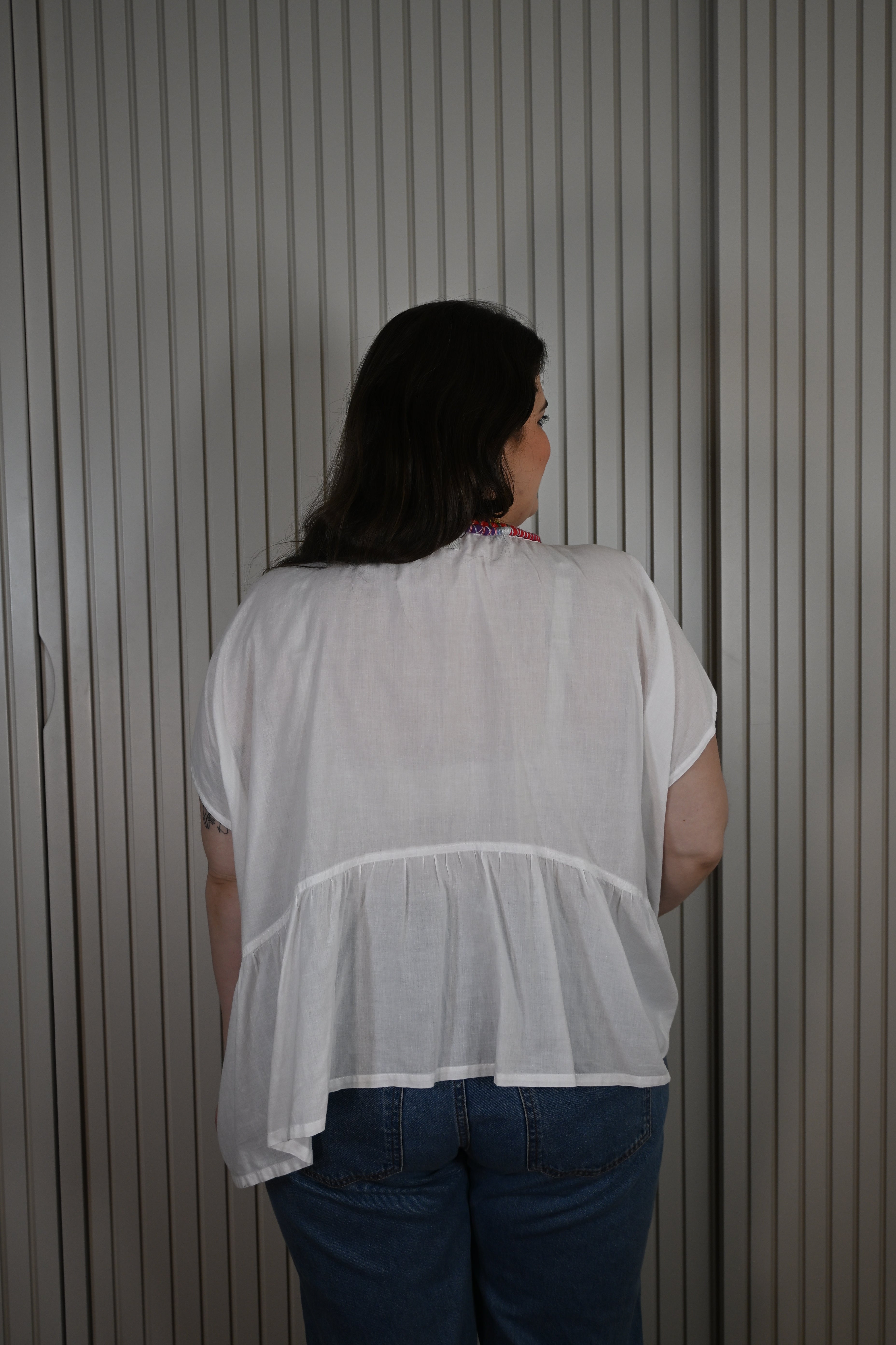 Blusa Branca com Gola Colorida