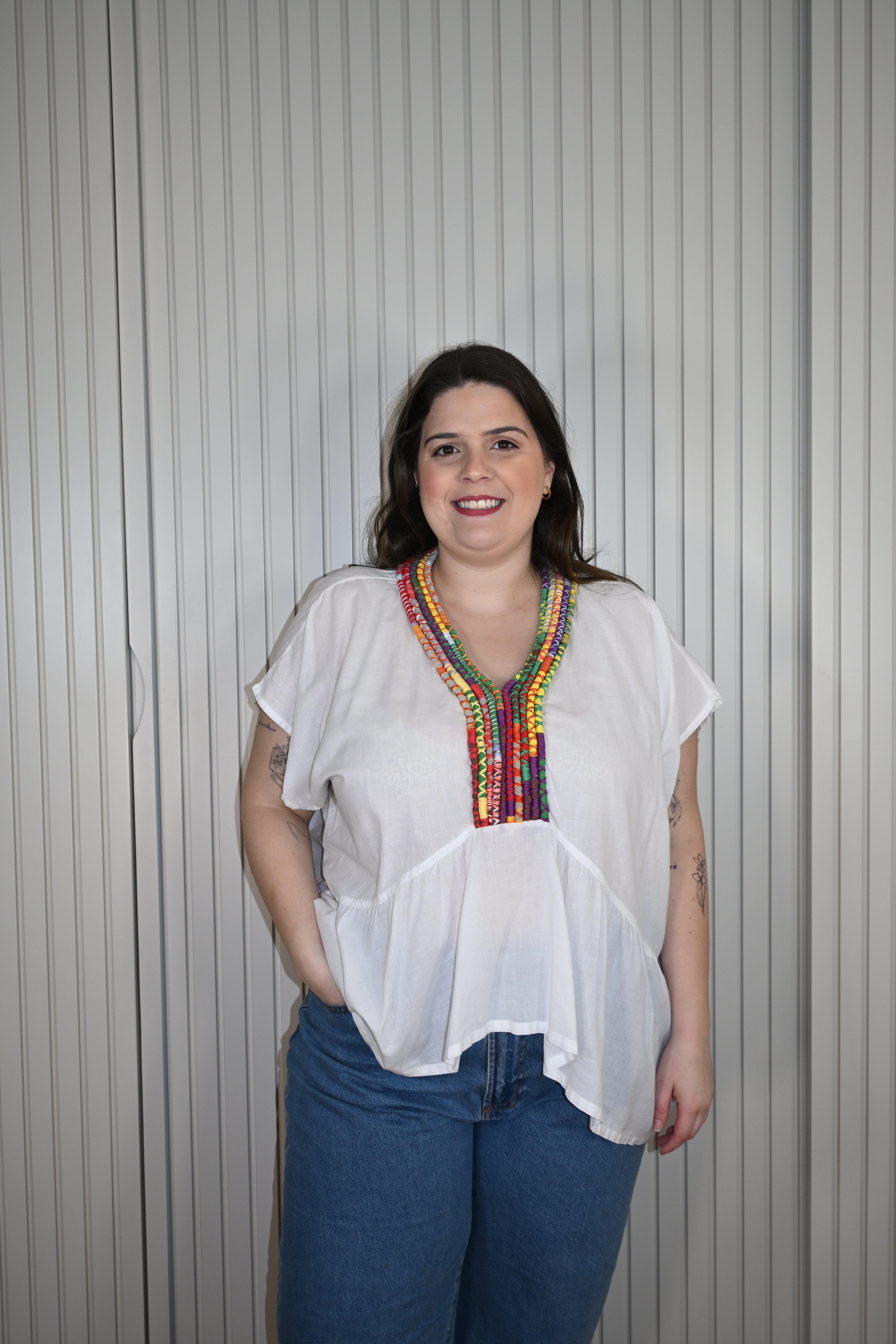 Blusa Branca com Gola Colorida