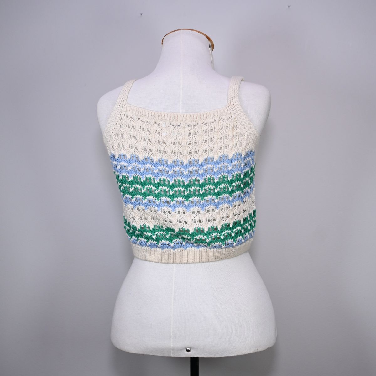 Cropped de crochê branco e azul