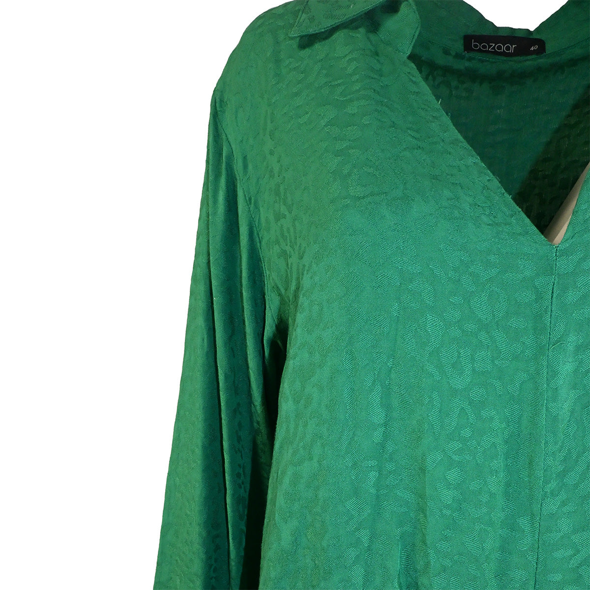 Blusa verde com textura de oncinha