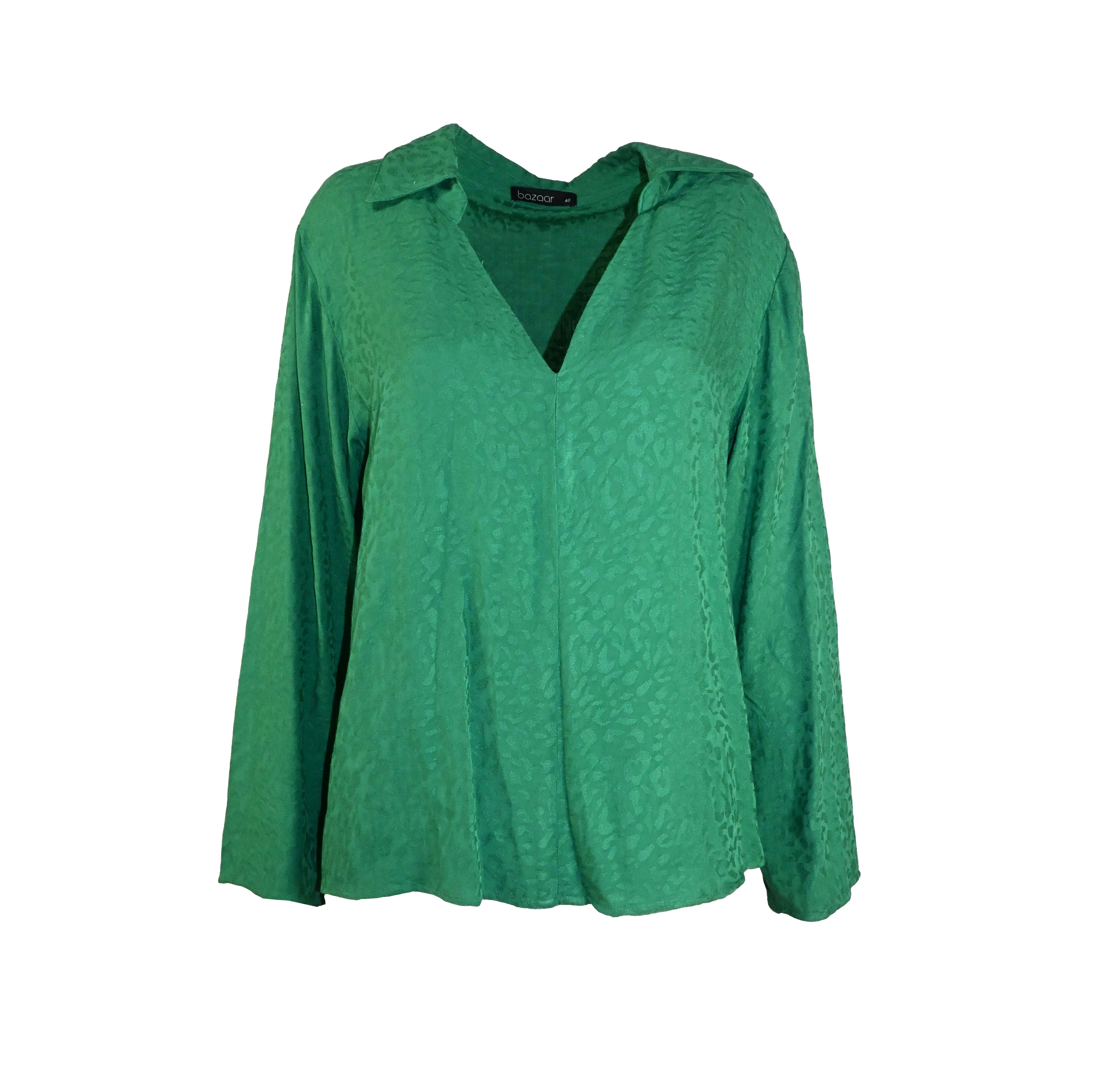 Blusa verde com textura de oncinha