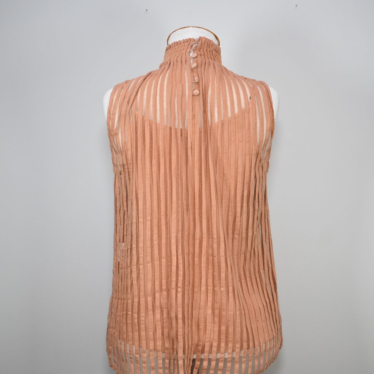 Blusa nude rendada com gola alta