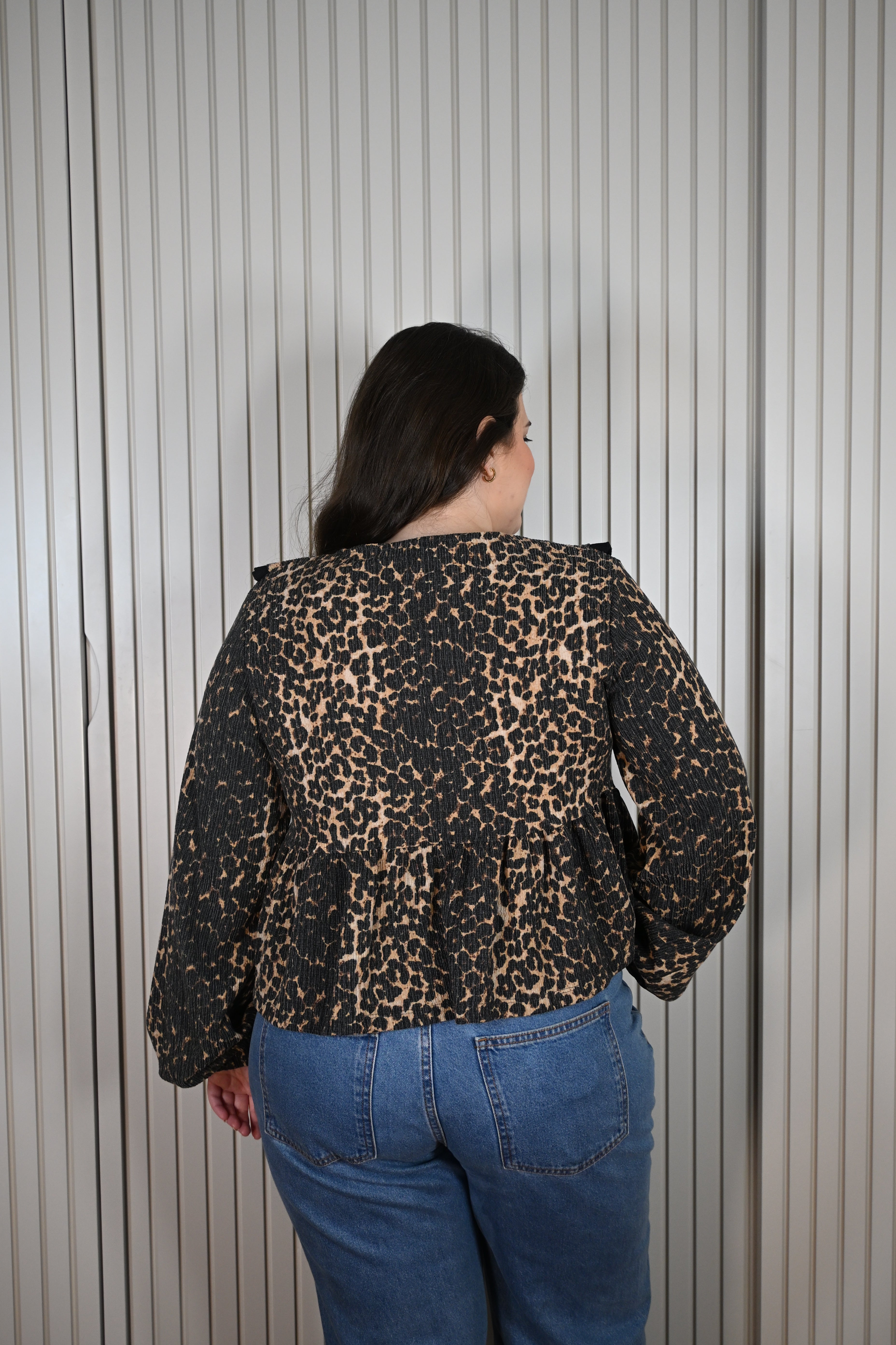 Blusa de oncinha e fechamento de laço