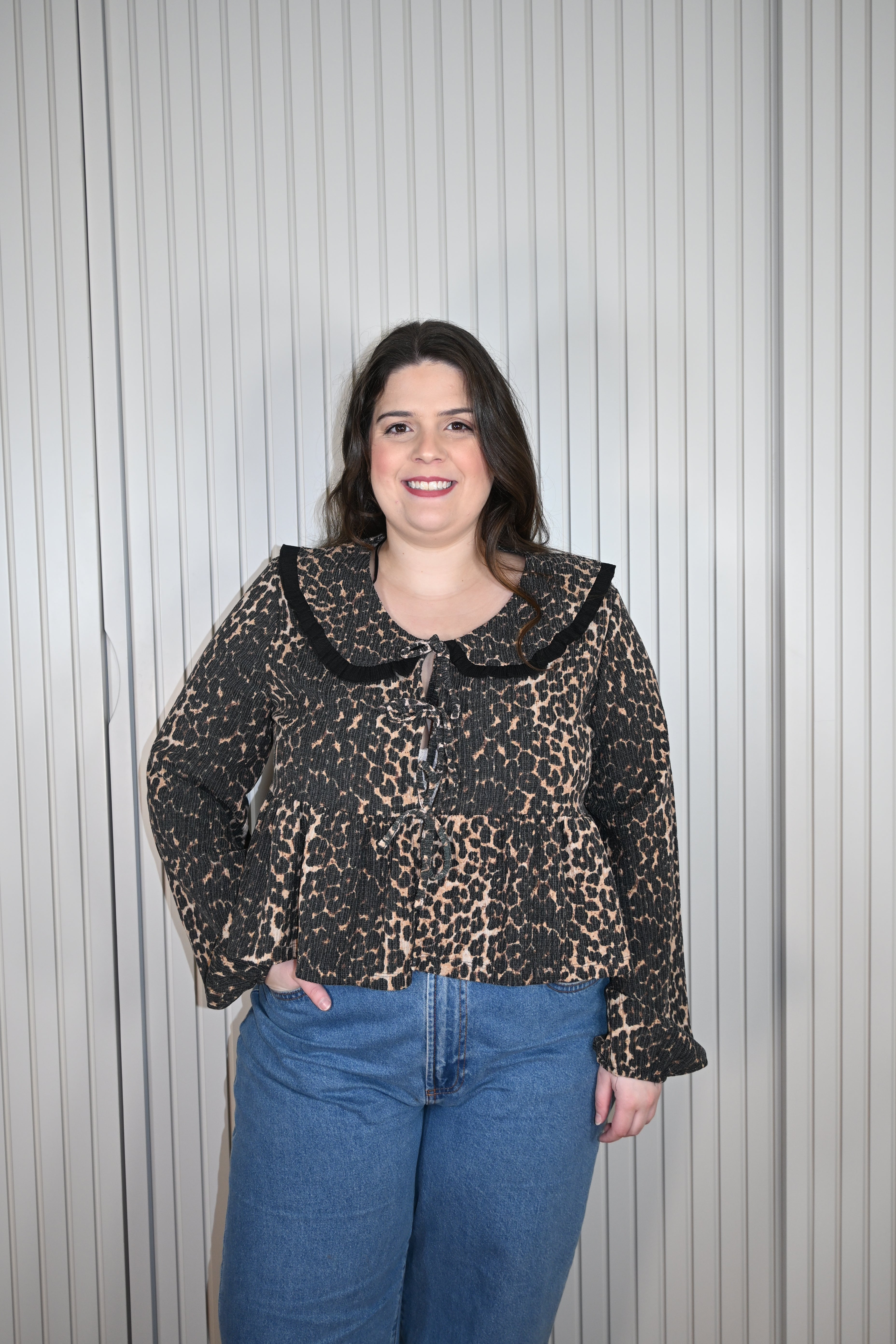 Blusa de oncinha e fechamento de laço
